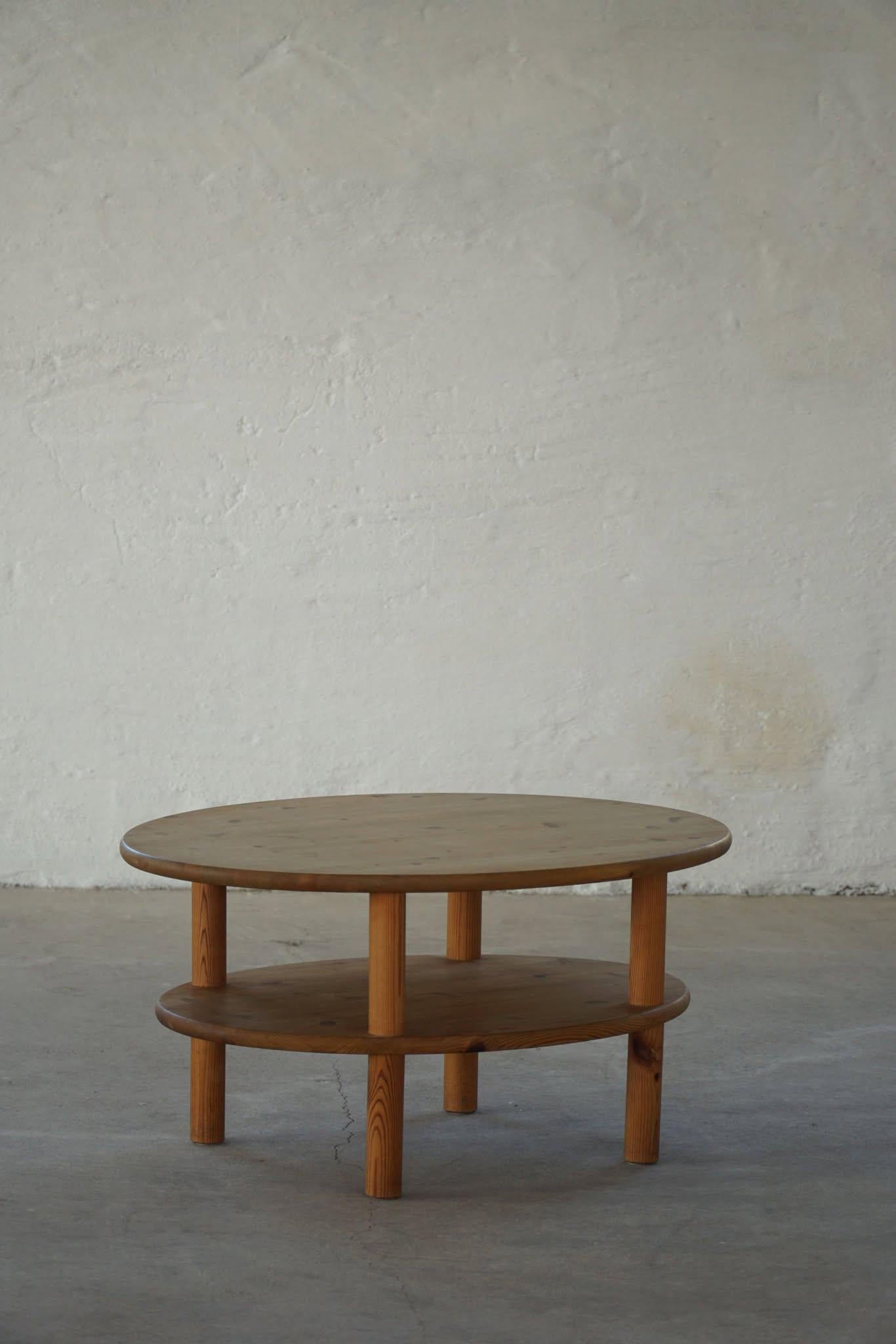 Danish modern oval shaped sofa table in solid pine. Crafted by a Danish cabinetmaker in the 1970s. Made in the style of Rainer Daumiller. A great patina and the original vintage condition in this mid century piece. Traces of wear on the surface.

A