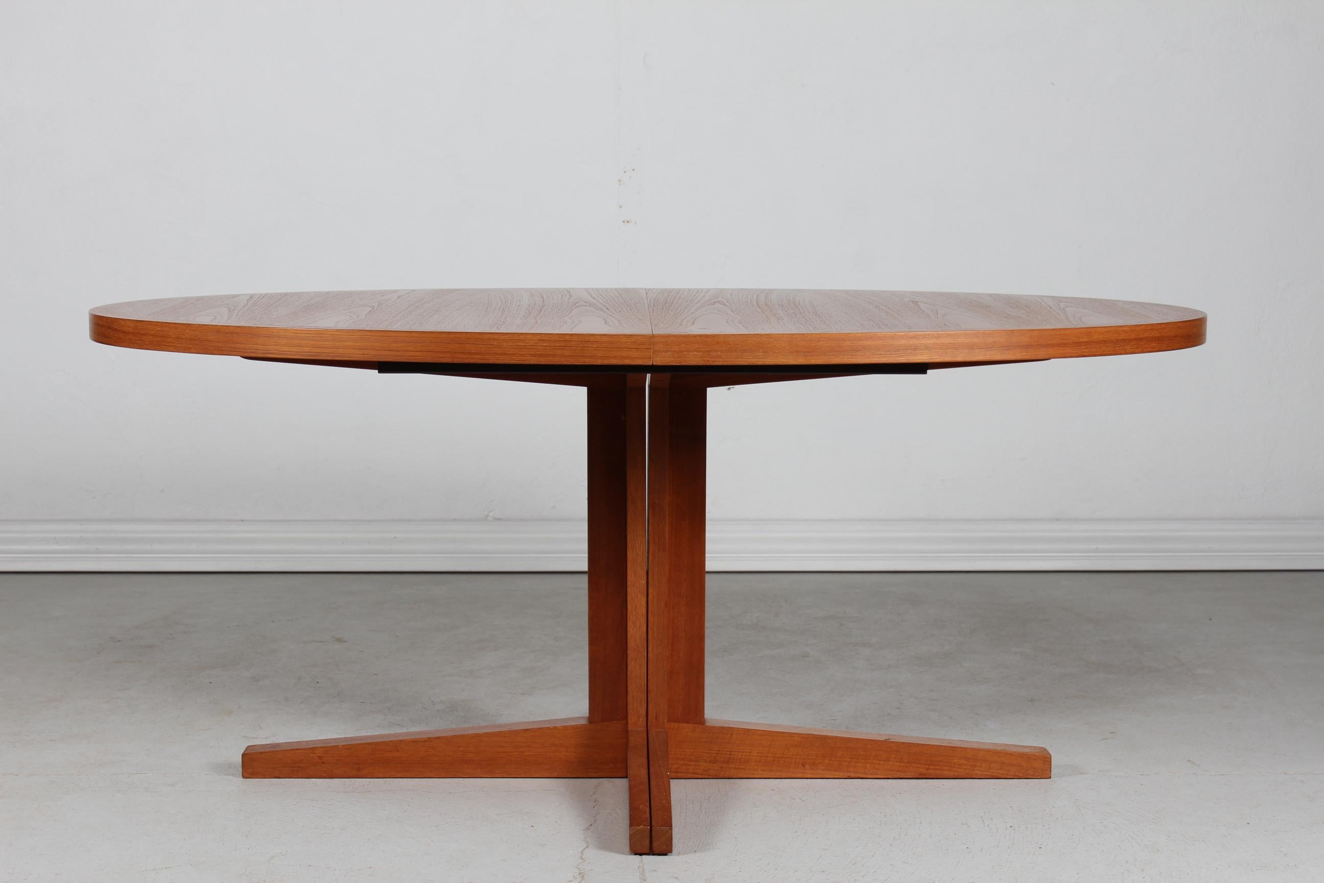 Oval pillar extendable dining table of teak with two leaves.
Made by the Danish cabinetmaker Dyrlund/Skovby Møbler in the 1970s.

Length: 163 cm + 2 x 50 cm total 263 cm
Width: 114 cm
Height: 71 cm

Very nice vintage condition without any damage or