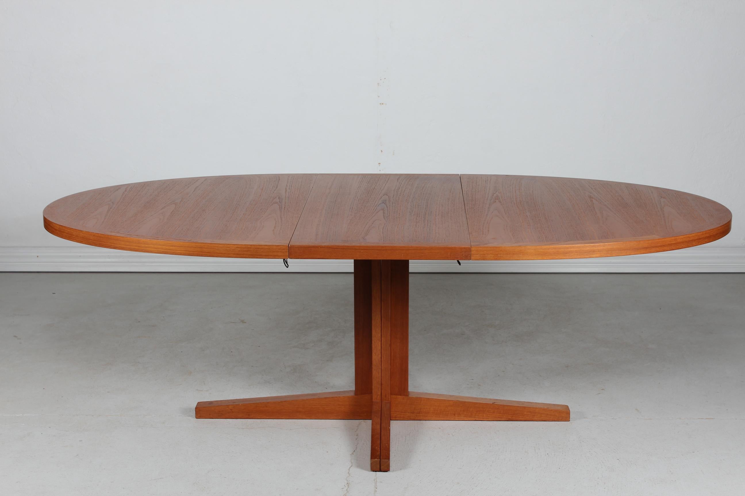 Danish Modern Oval Pillar Teak Dining Table by Cabinetmaker Dyrlund/Skovby 1970s In Good Condition In Aarhus C, DK