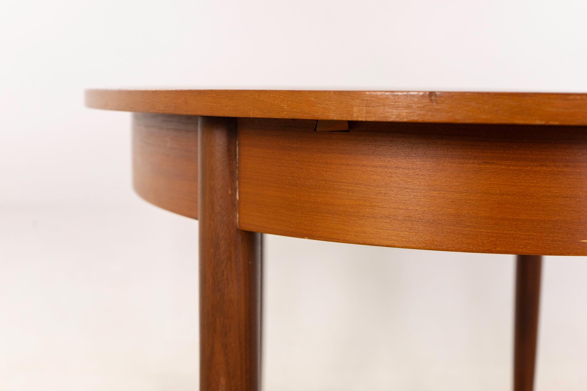Danish Modern Oval Teak Dining Table For Sale 5