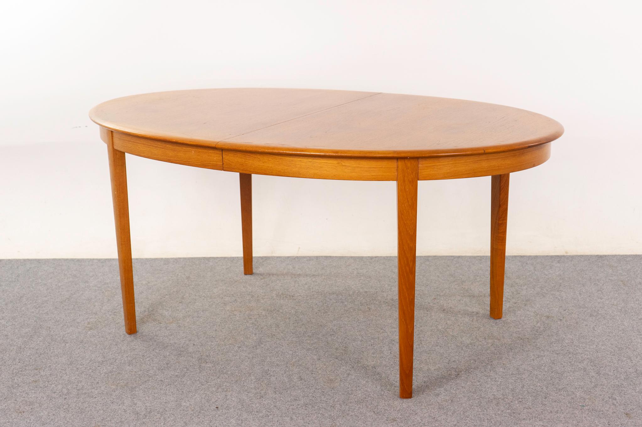Danish Modern Oval Teak Dining Table In Good Condition For Sale In VANCOUVER, CA