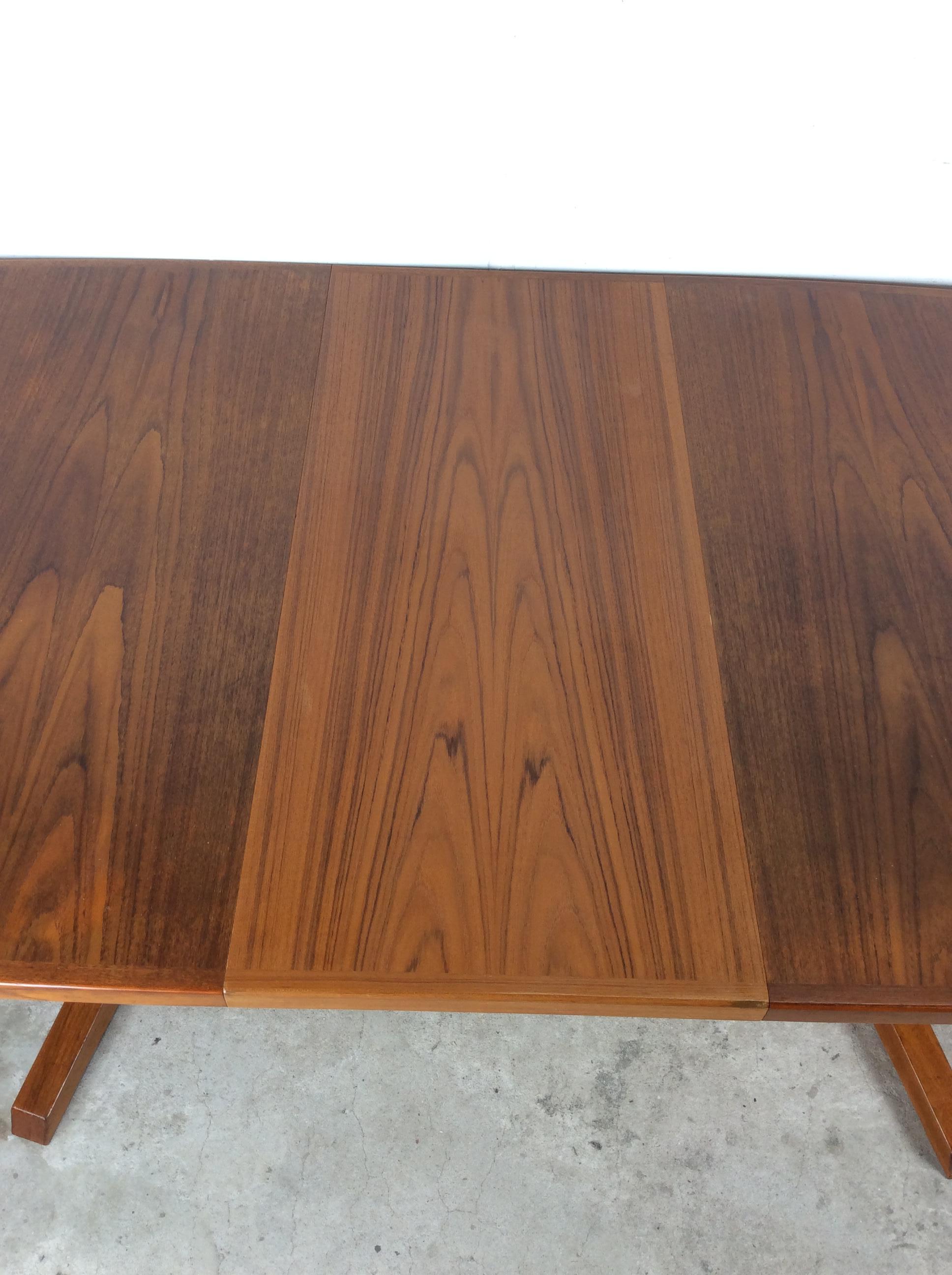 Danish Modern Oval Teak Dining Table with 2 Leaves For Sale 4