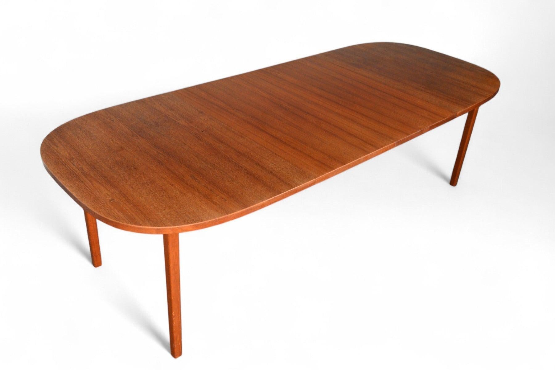 Danish Modern Oval Teak Dining Table With Two Leaves For Sale 7
