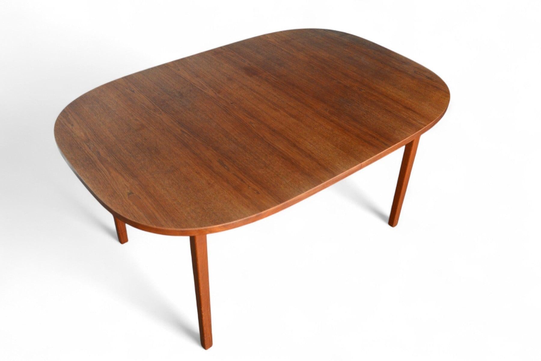 Danish Modern Oval Teak Dining Table With Two Leaves In Good Condition For Sale In Berkeley, CA