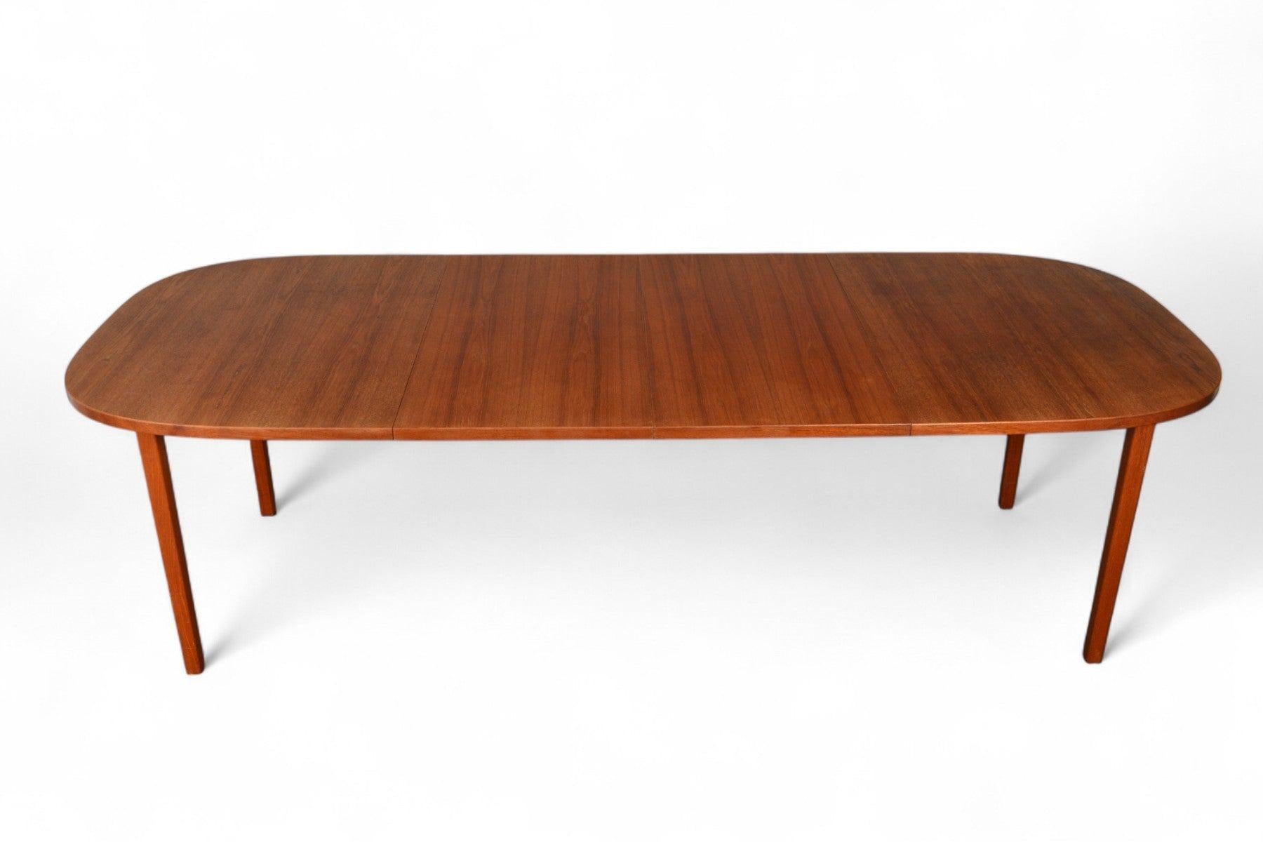 Danish Modern Oval Teak Dining Table With Two Leaves For Sale 3