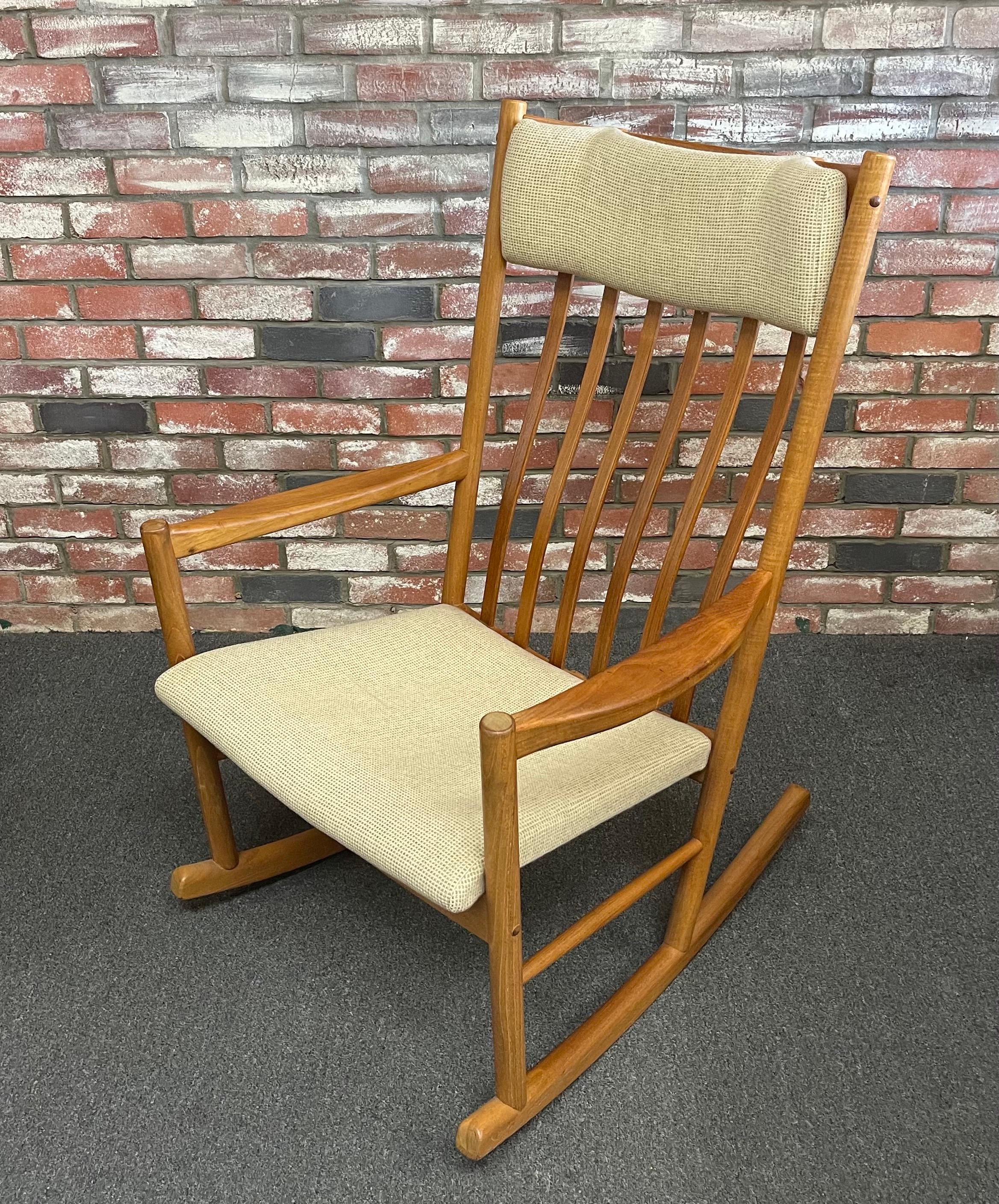 Sedia a dondolo in teak oversize di Hans Wegner per Tarm Stole, circa anni '70 Questa sedia è ancora più impressionante dal vivo. Le grandi proporzioni di questo design si fanno notare, ma non invadono la stanza. Il bel bagliore caldo del teak