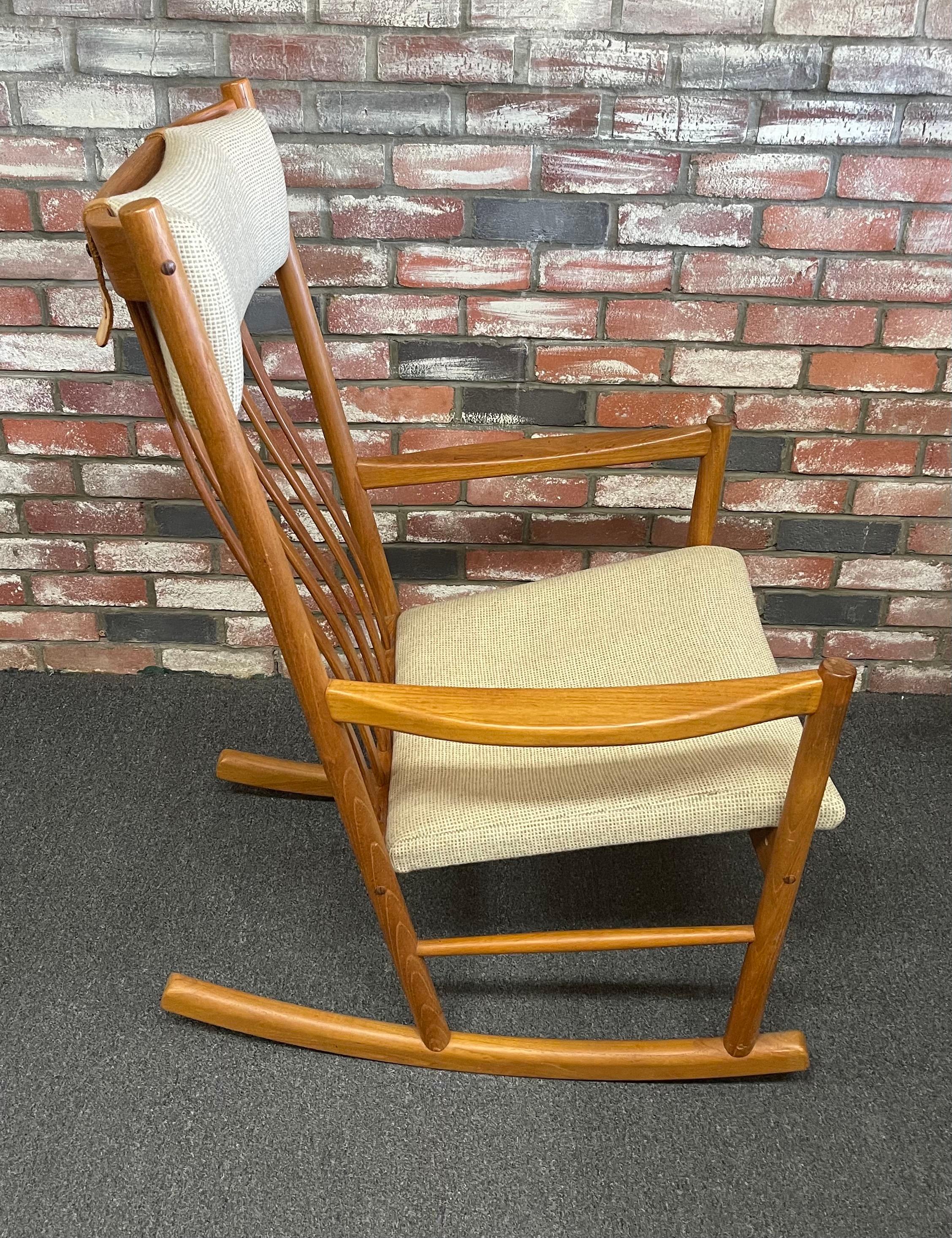 Danois Fauteuil à bascule moderne danois surdimensionné en teck de Hans Wegner pour Tarm Stole en vente