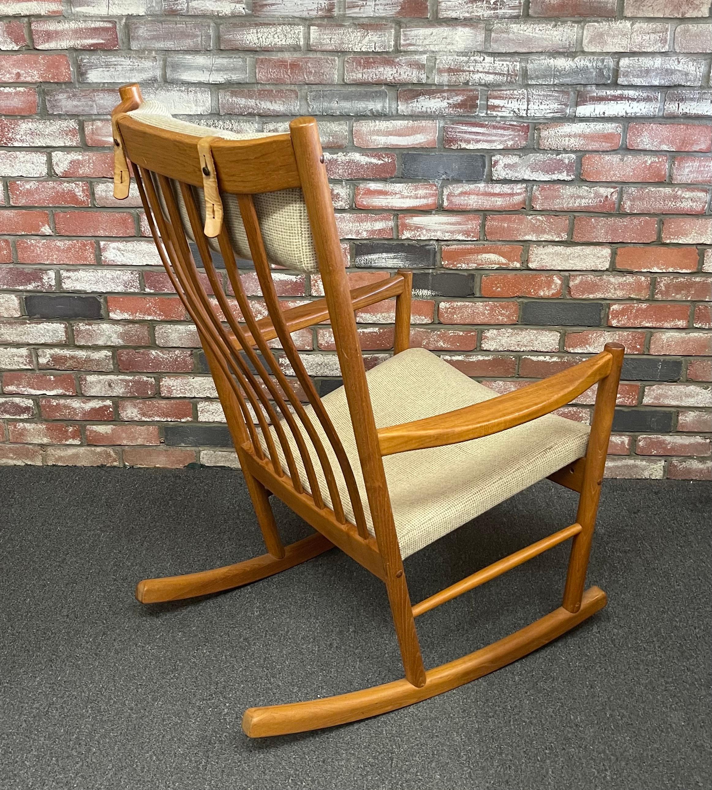 Fauteuil à bascule moderne danois surdimensionné en teck de Hans Wegner pour Tarm Stole Bon état - En vente à San Diego, CA