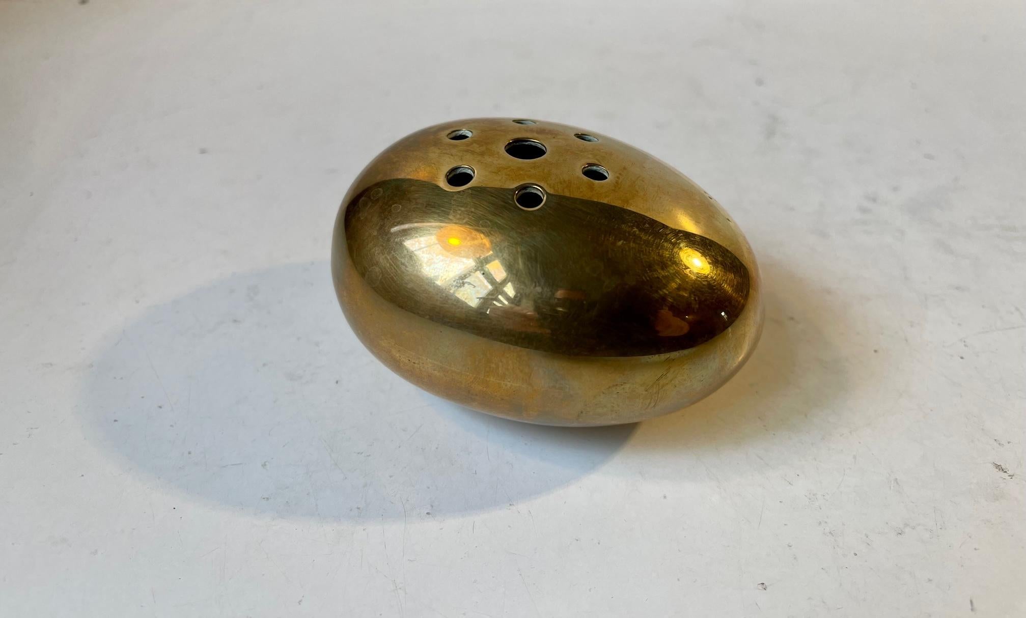 Egg shaped solid brass vase for 7 single flowers. Designed by silversmith Hans Bunde and manufactured by Cohr in Denmark during the 1960s. Stamped Cohr - Denmark to the underside. Measurements: 6 x 9.5 x 7 cm.