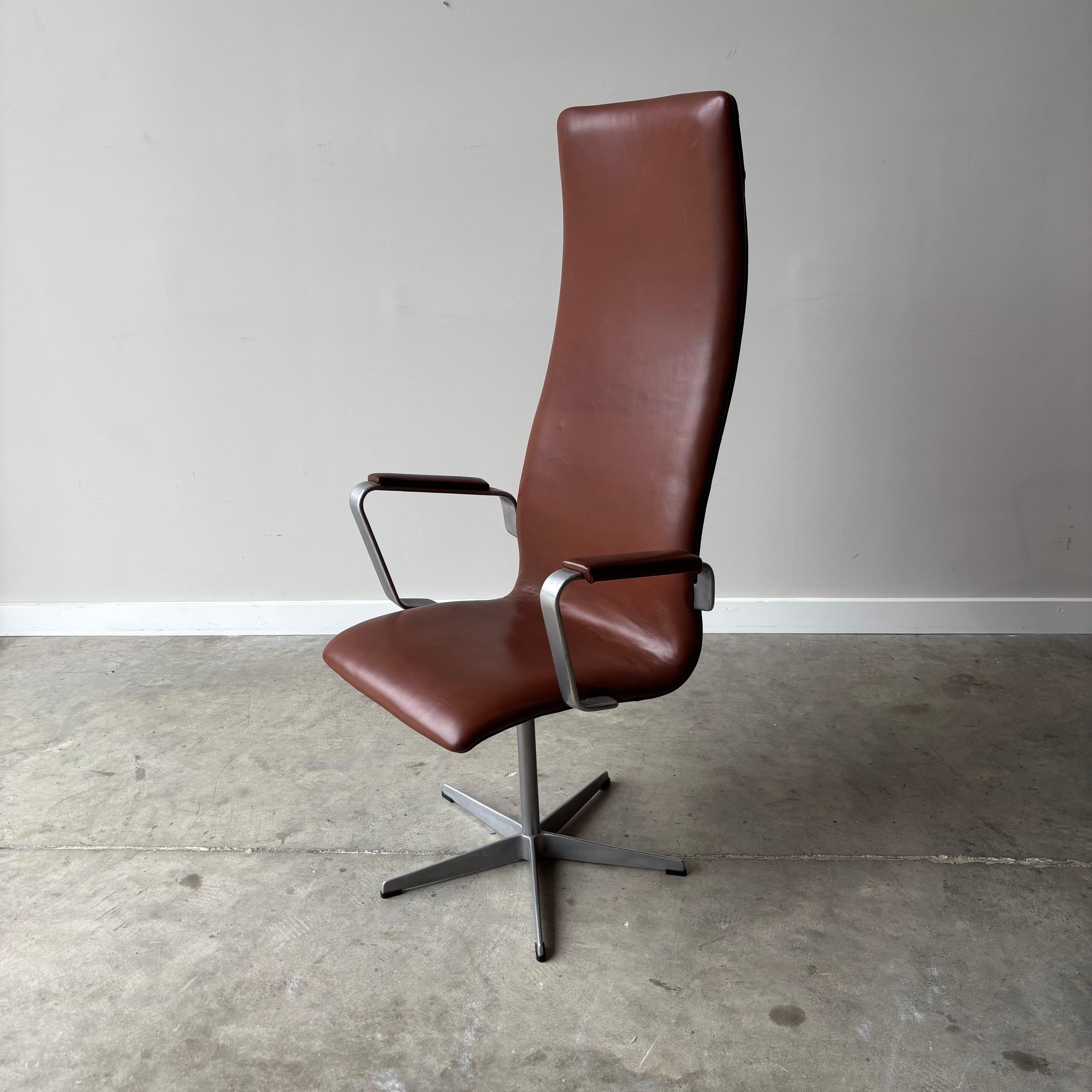 Mid-Century Modern Danish Modern Pair of Arne Jacobsen Oxford Chairs by Fritz Hansen, 1960s For Sale