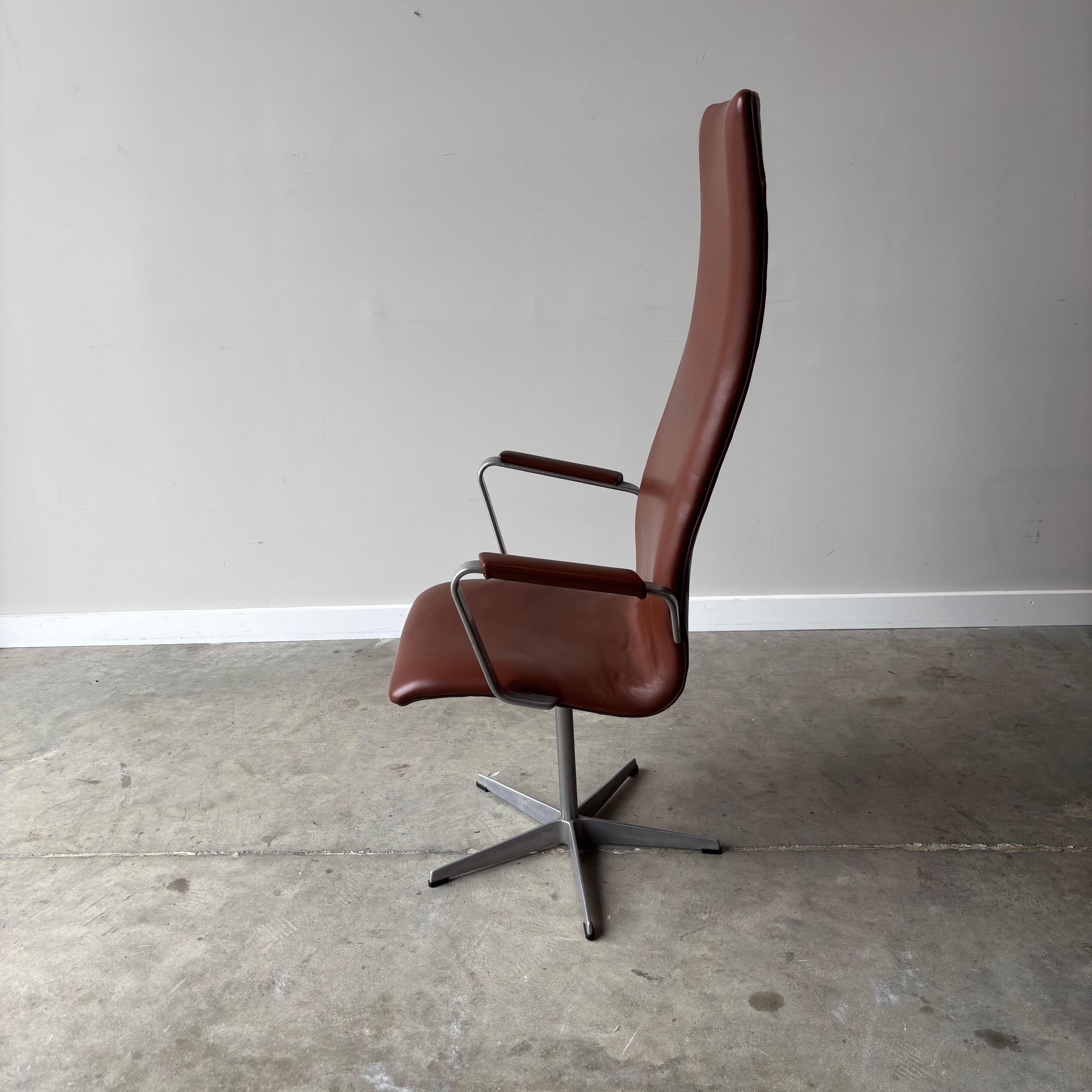 Danish Modern Pair of Arne Jacobsen Oxford Chairs by Fritz Hansen, 1960s In Good Condition For Sale In Raleigh, NC