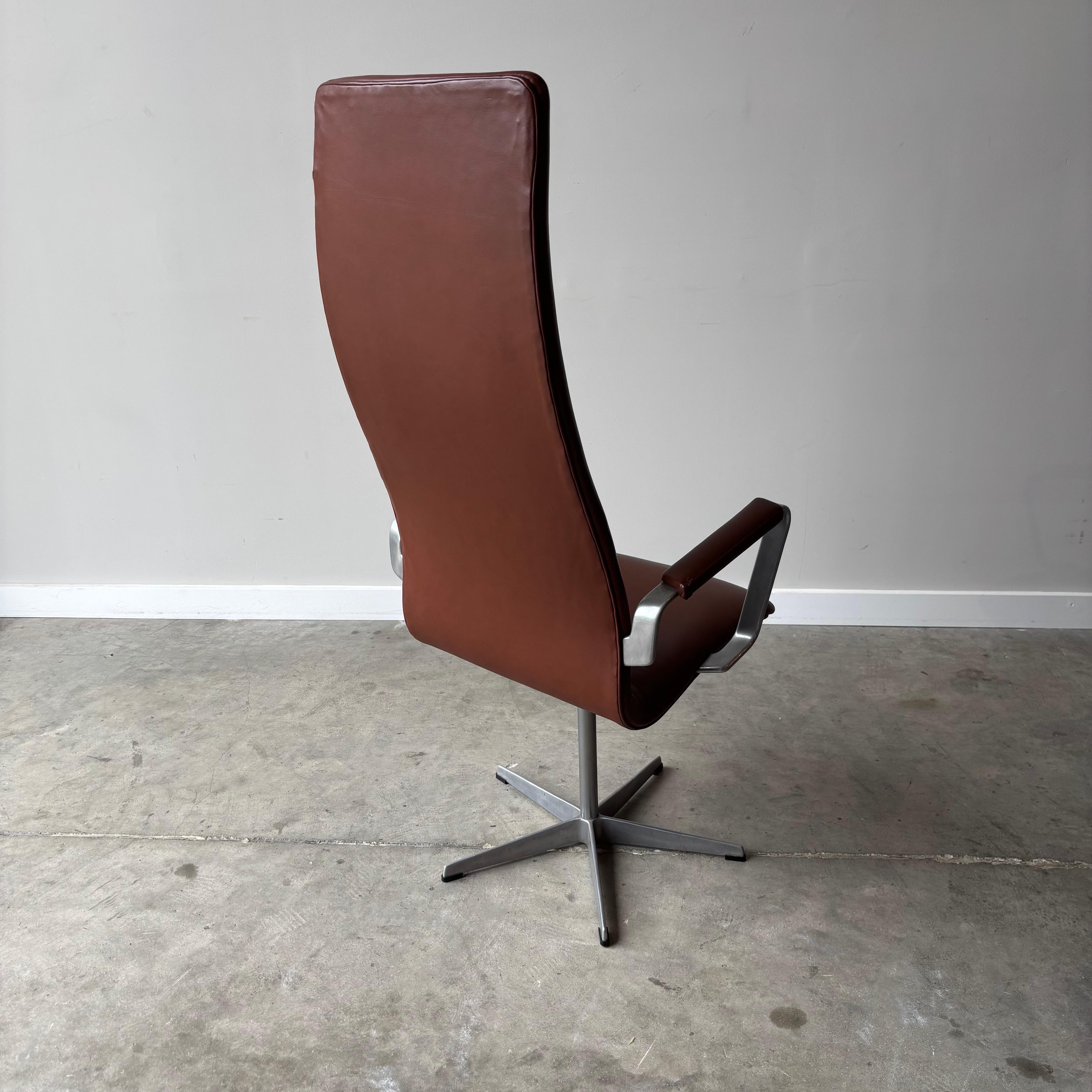 20th Century Danish Modern Pair of Arne Jacobsen Oxford Chairs by Fritz Hansen, 1960s For Sale