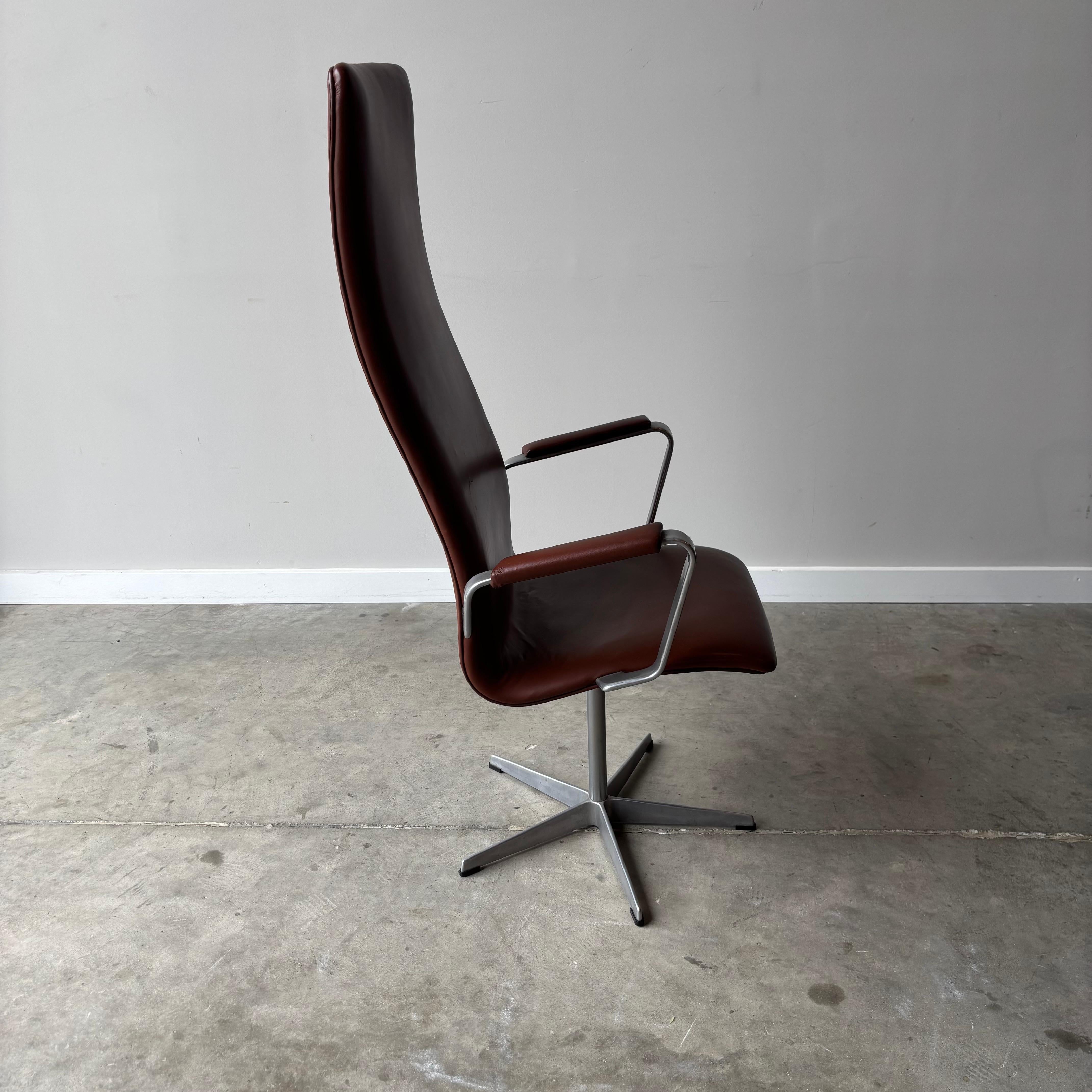 Aluminum Danish Modern Pair of Arne Jacobsen Oxford Chairs by Fritz Hansen, 1960s For Sale