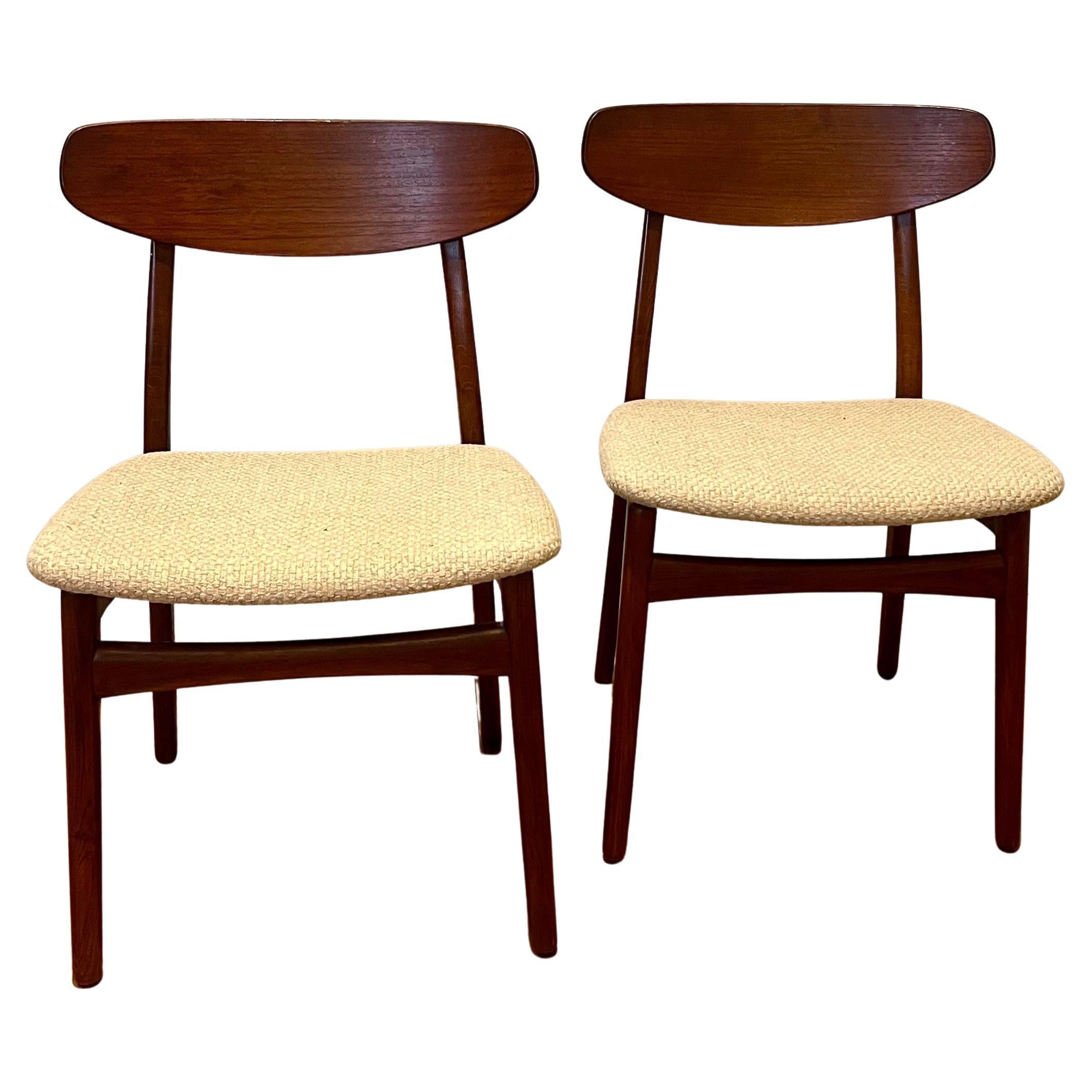 Questo set di sedie in noce massiccio è stato appena recuperato con un tessuto in lana knoll color crema. Queste sedie sono bellissime, in buone condizioni, solide e robuste. Ogni sedia è stata restaurata e recuperata, con un timbro realizzato in