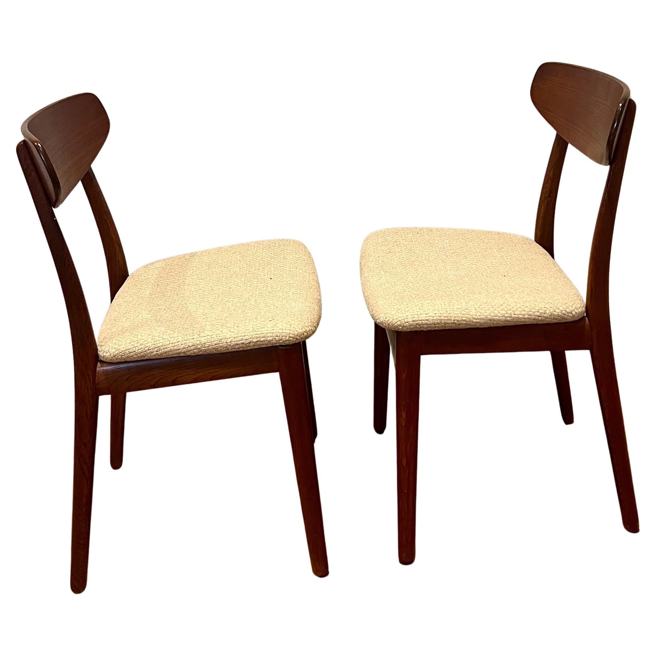 Scandinavo moderno Coppia di sedie da pranzo moderne danesi di Arkitekt Kjaernulf in noce in vendita
