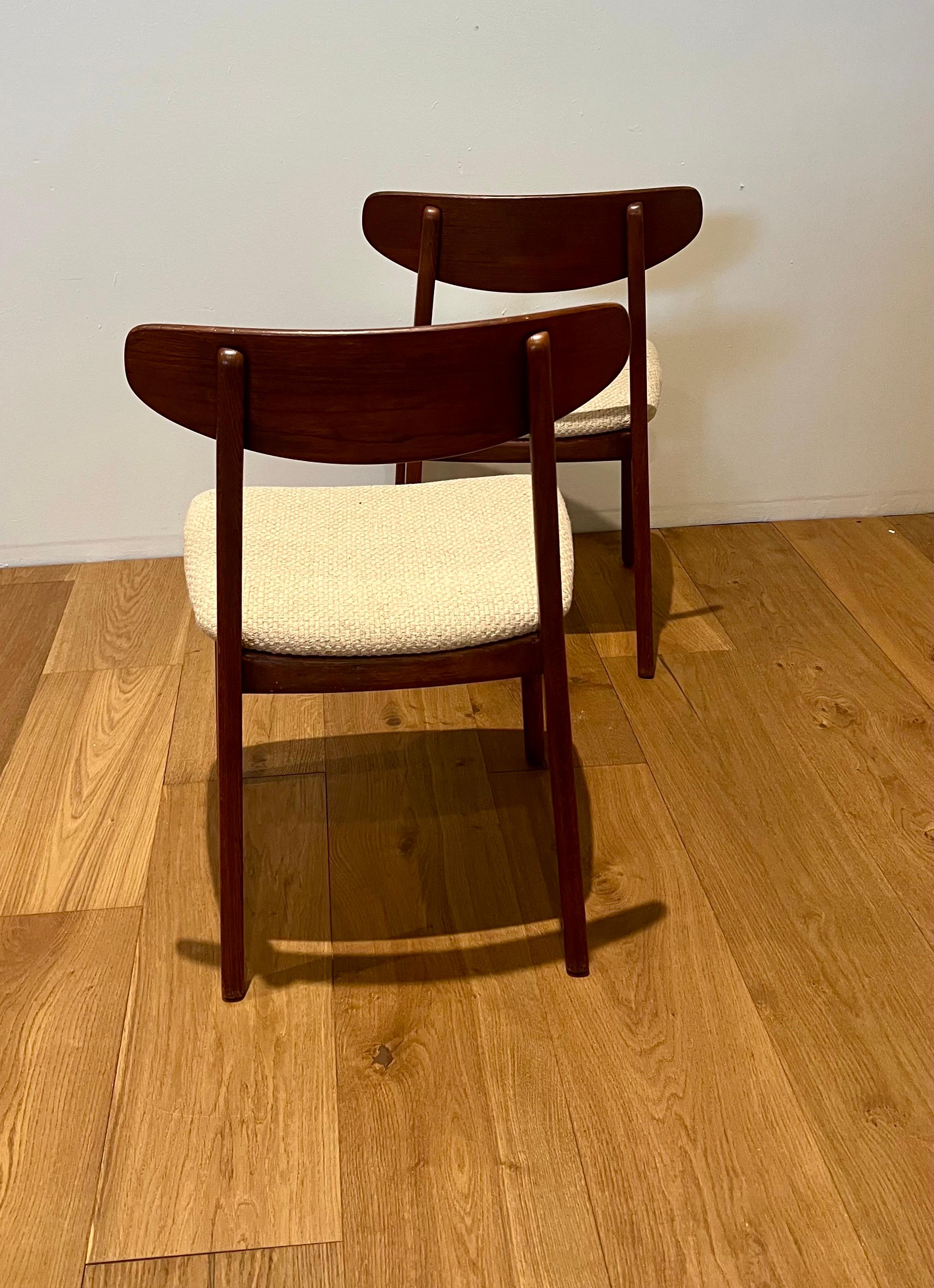 Danese Coppia di sedie da pranzo moderne danesi di Arkitekt Kjaernulf in noce in vendita