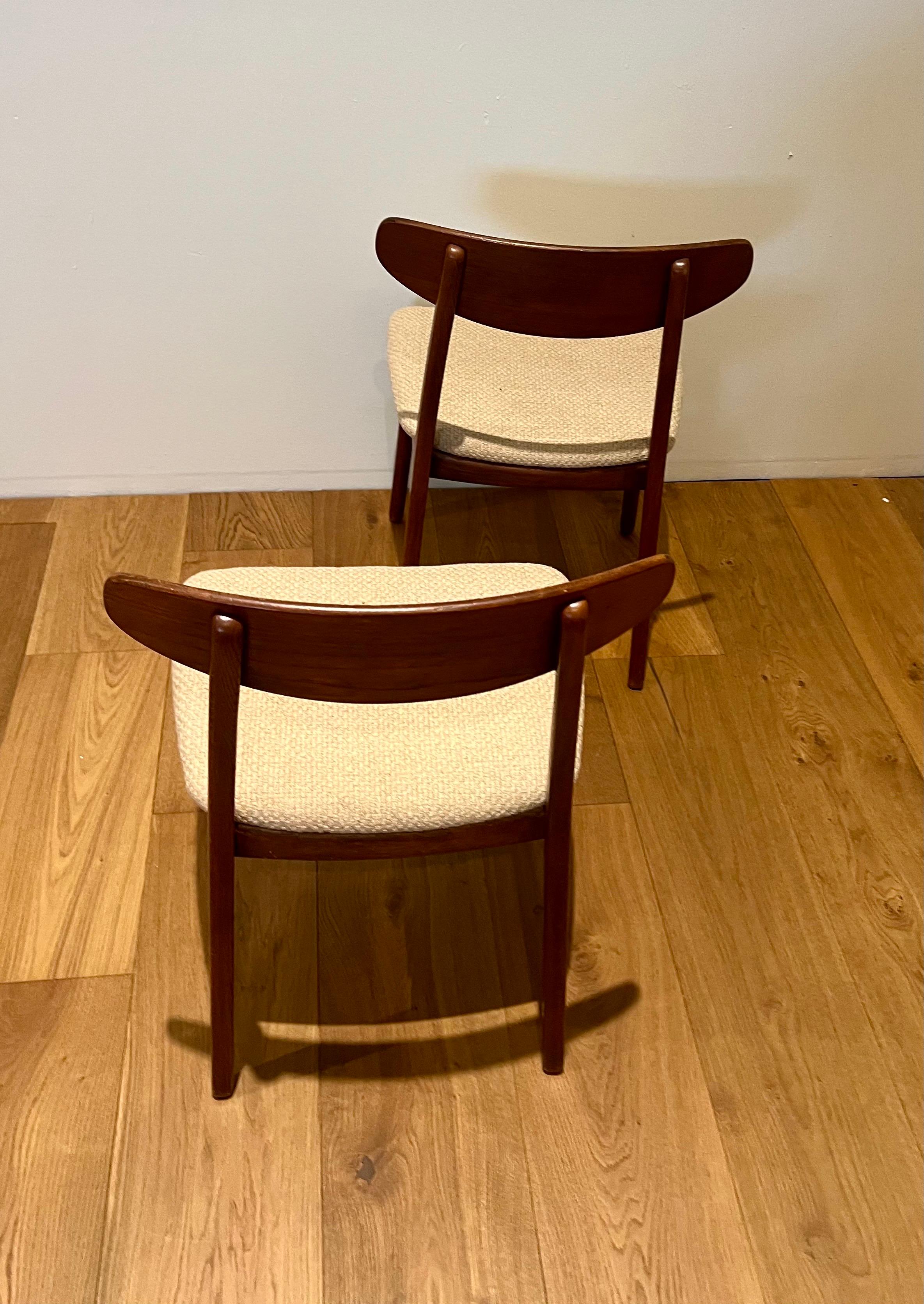 Coppia di sedie da pranzo moderne danesi di Arkitekt Kjaernulf in noce In condizioni buone in vendita a San Diego, CA