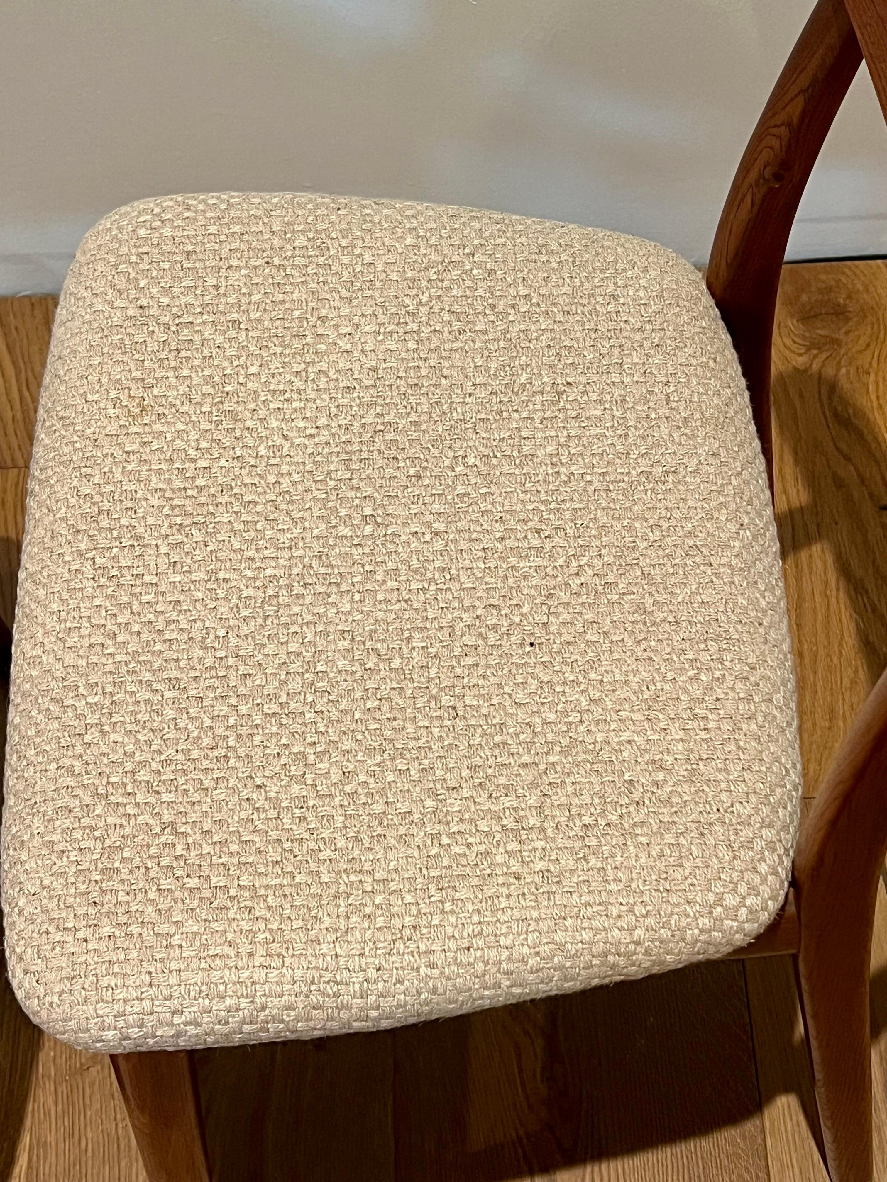 XX secolo Coppia di sedie da pranzo moderne danesi di Arkitekt Kjaernulf in noce in vendita