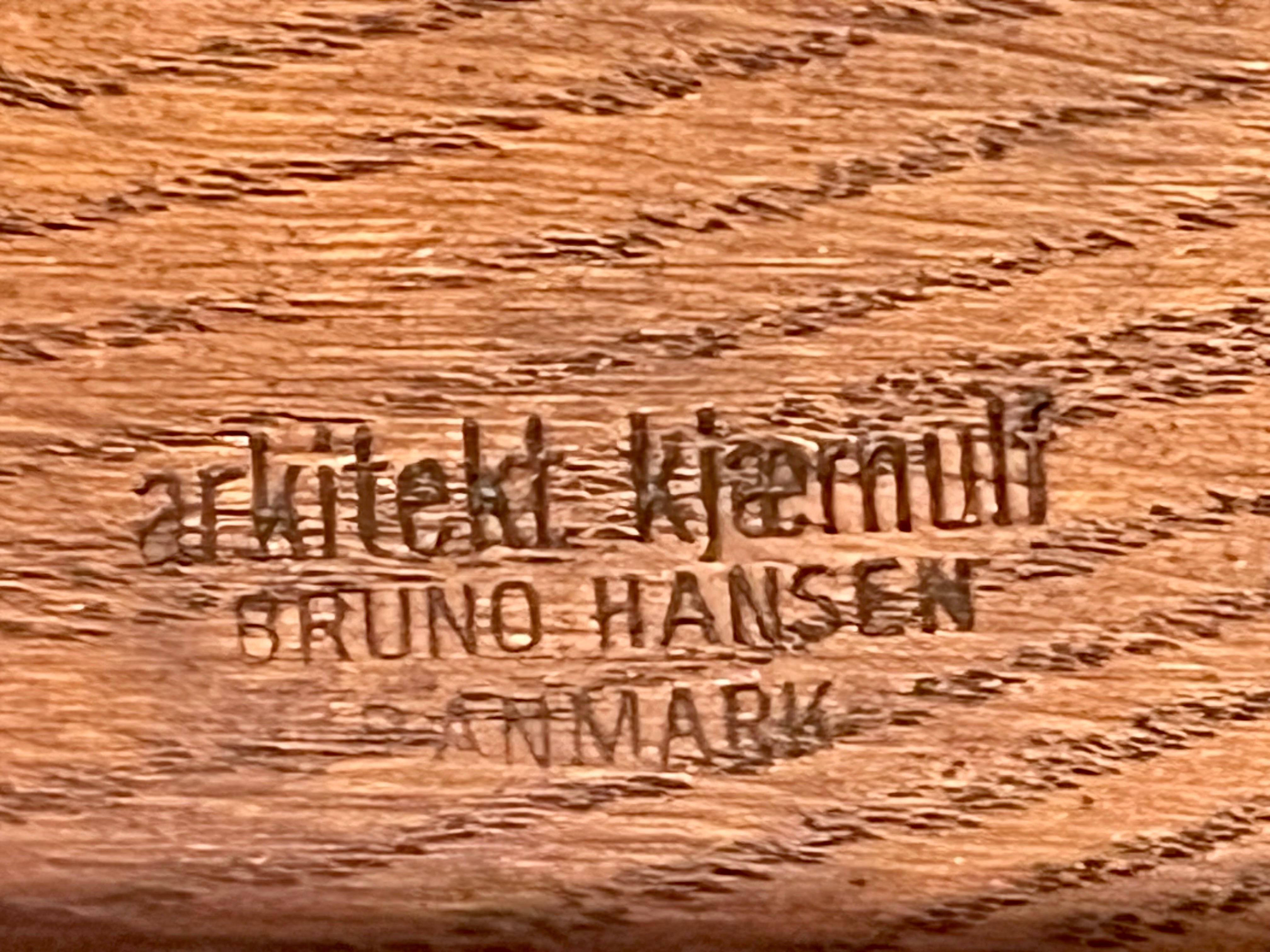 Tessuto Coppia di sedie da pranzo moderne danesi di Arkitekt Kjaernulf in noce in vendita