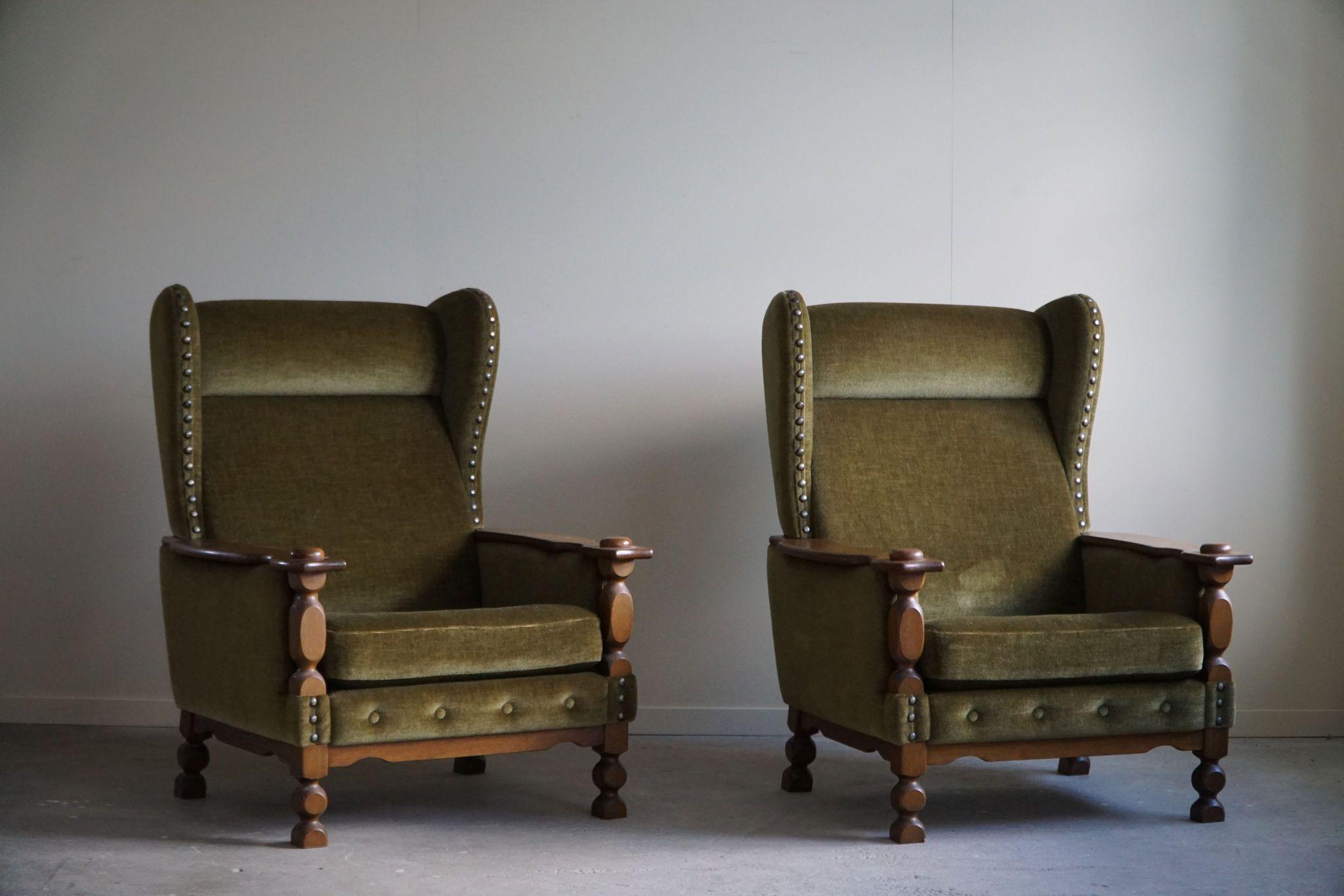 Une paire sculpturale de chaises longues confortables à dossier haut, fabriquées à partir de matériaux de haute qualité, dont le style rappelle le travail du designer danois Henning Kjærnulf. Accoudoir sculpté dans le même bois de chêne que le