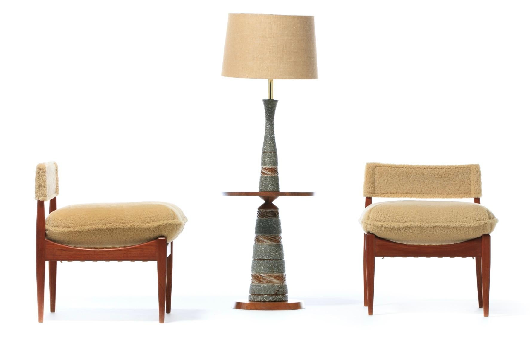Stilvolle Paar Kristian Vedel zugeschrieben niedrigen Profil dänischen modernen Lounge-Sessel neu professionell gepolstert in super weichen Hand genäht Palomino Shearling. Wenn Sie ein Bewunderer von Möbeln sind, die Ihnen beim Betreten eines Raumes