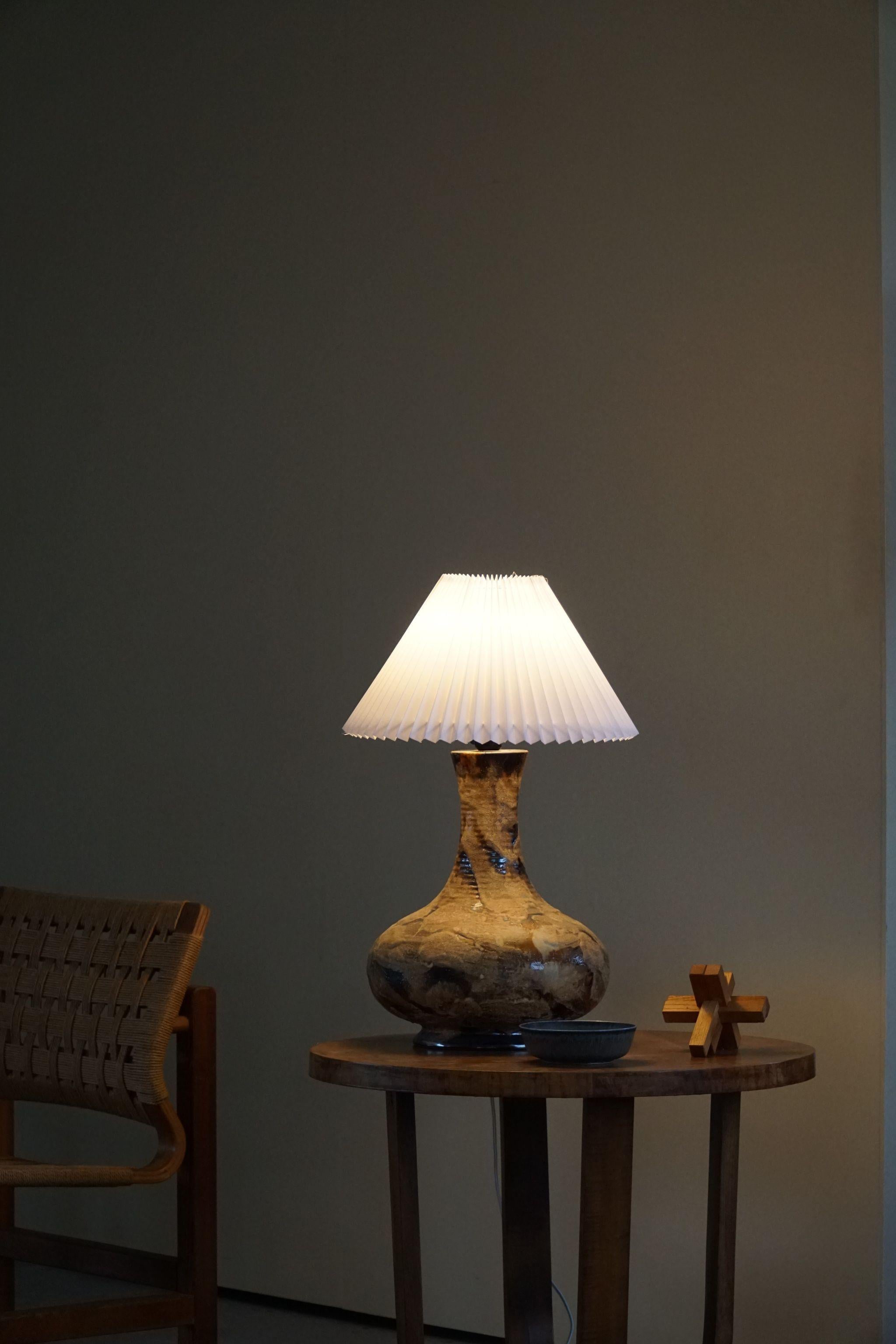 Une belle paire de grandes lampes de table danoises en céramique de différentes couleurs brunes. Fabriqué dans les années 1970. Cette magnifique paire vintage complètera de nombreux styles d'intérieur. Décoration intérieure moderne, scandinave,