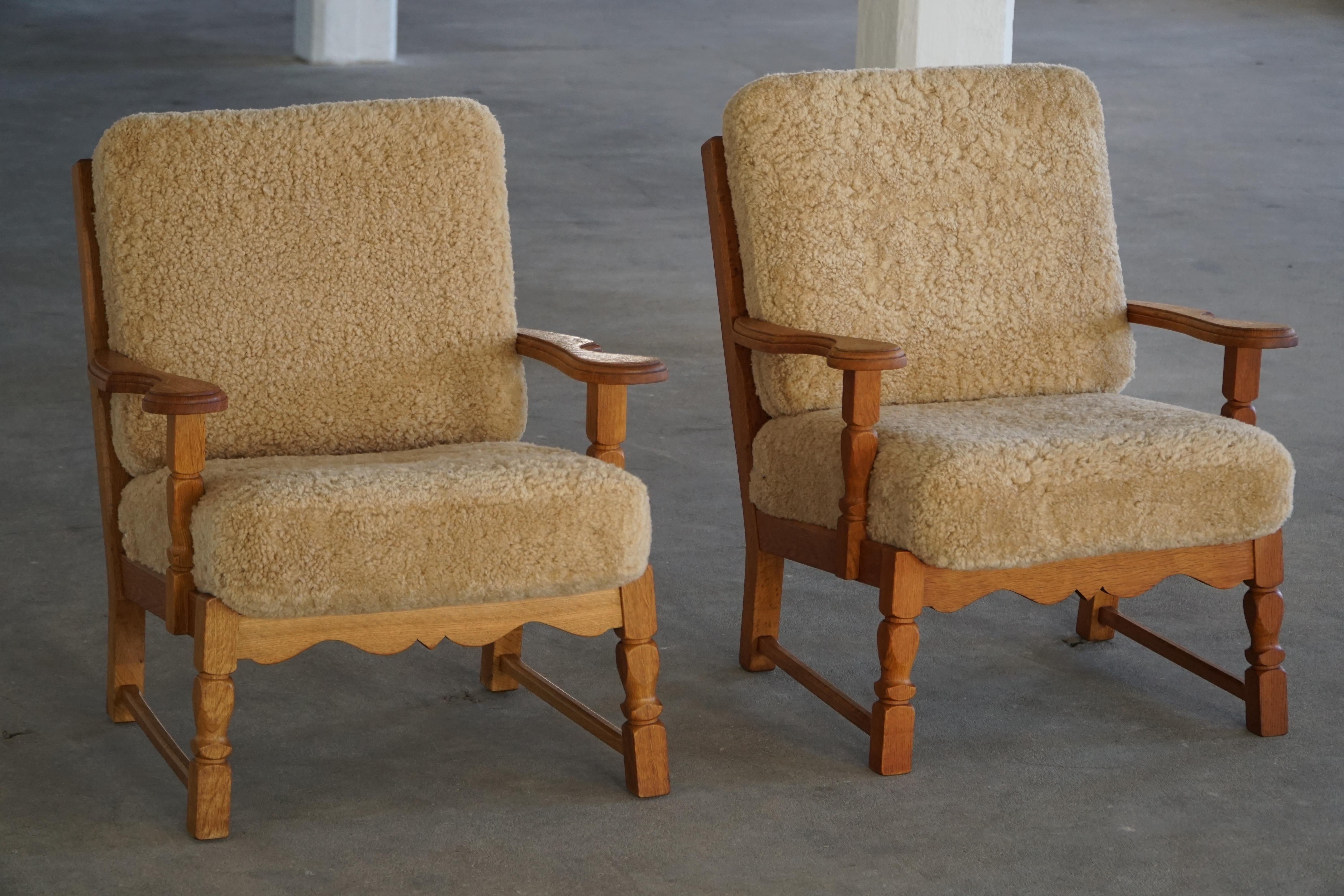 Modernismo danés, Pareja de sillas de salón en roble y lana de cordero, Henning Kjærnulf, años 60 en venta 3