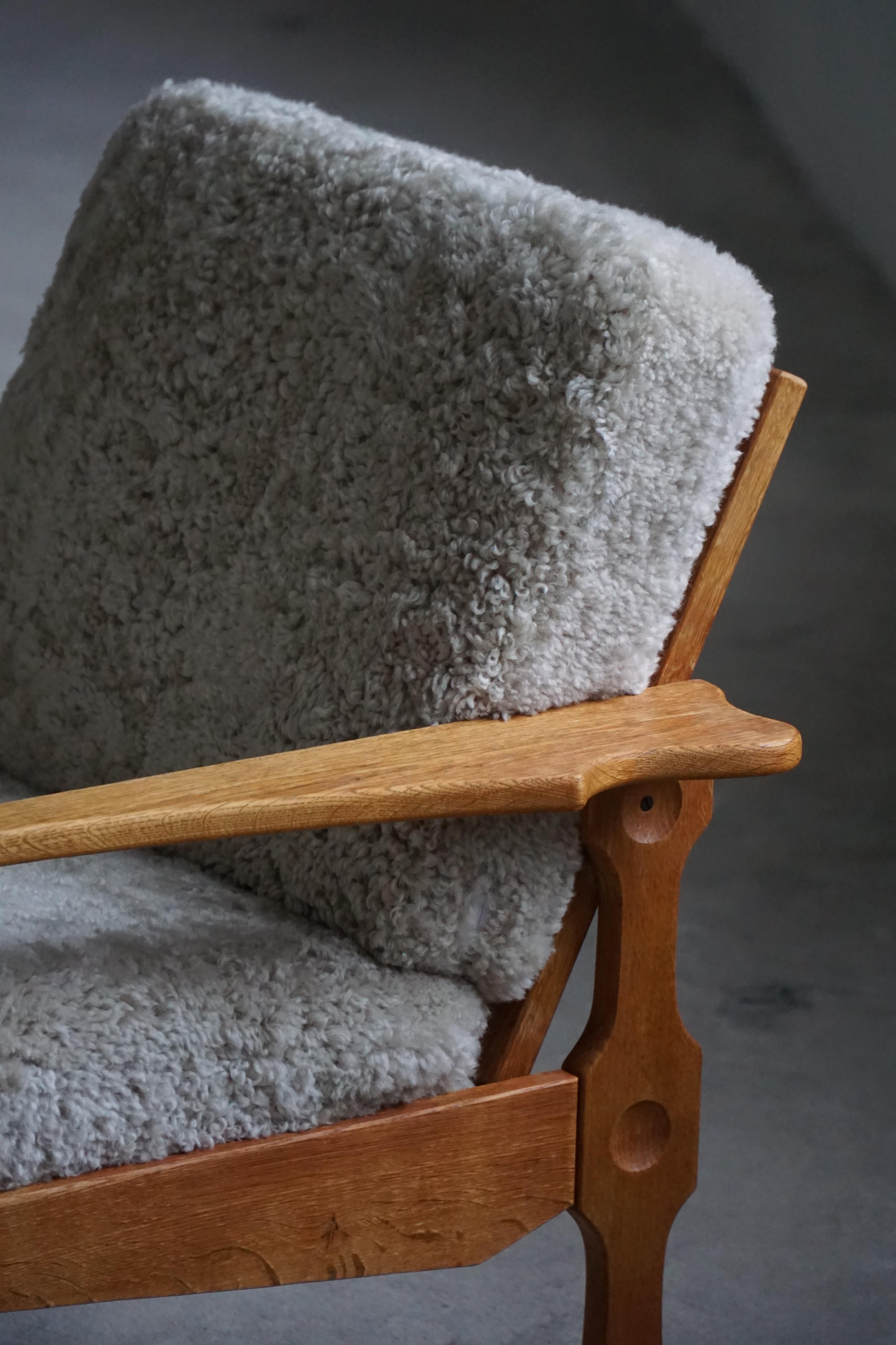 Dänische Modernität, Paar Loungesessel aus Eiche und Lambswool, Henning Kjærnulf, 1960er Jahre im Angebot 4