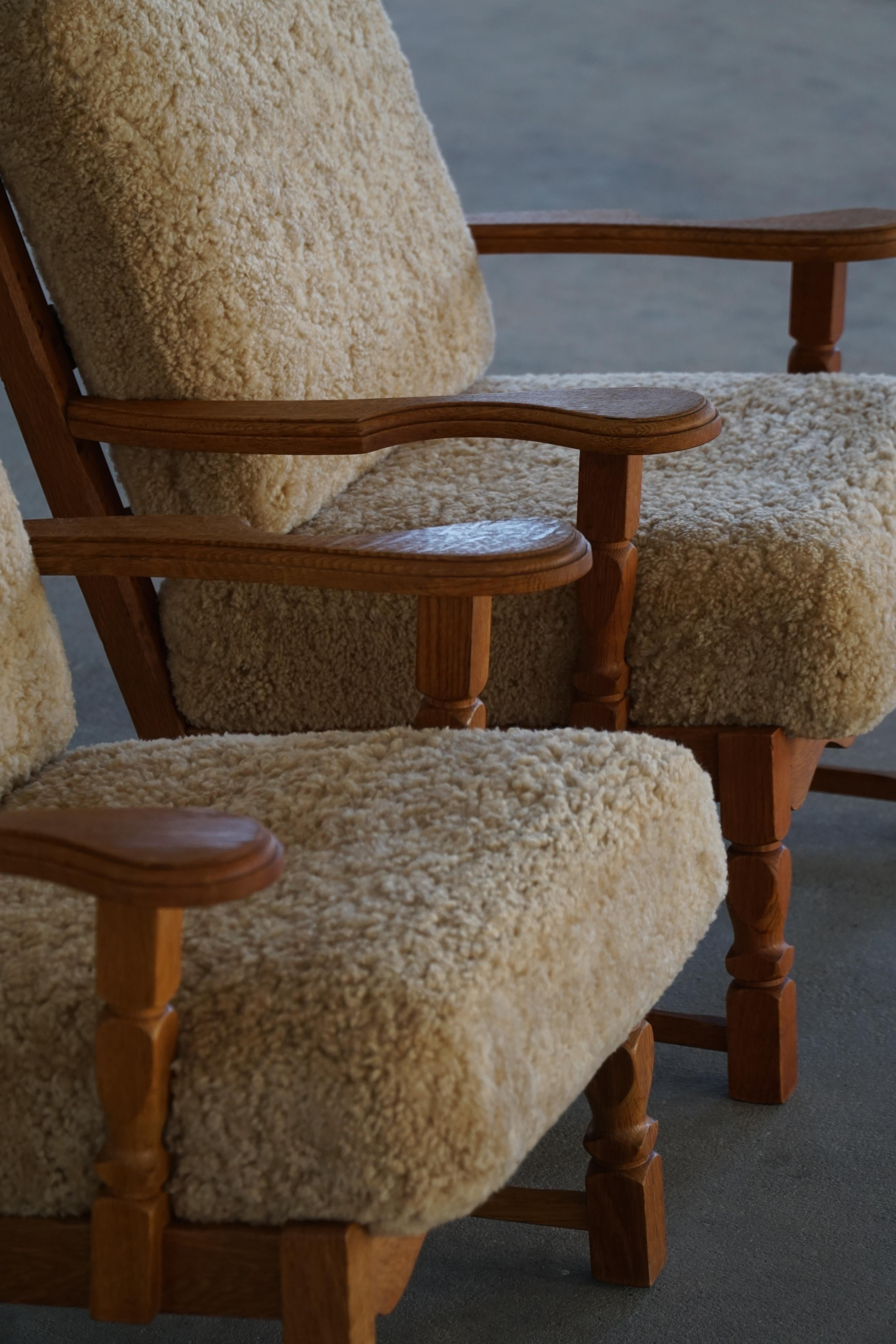 Modernismo danés, Pareja de sillas de salón en roble y lana de cordero, Henning Kjærnulf, años 60 en venta 4