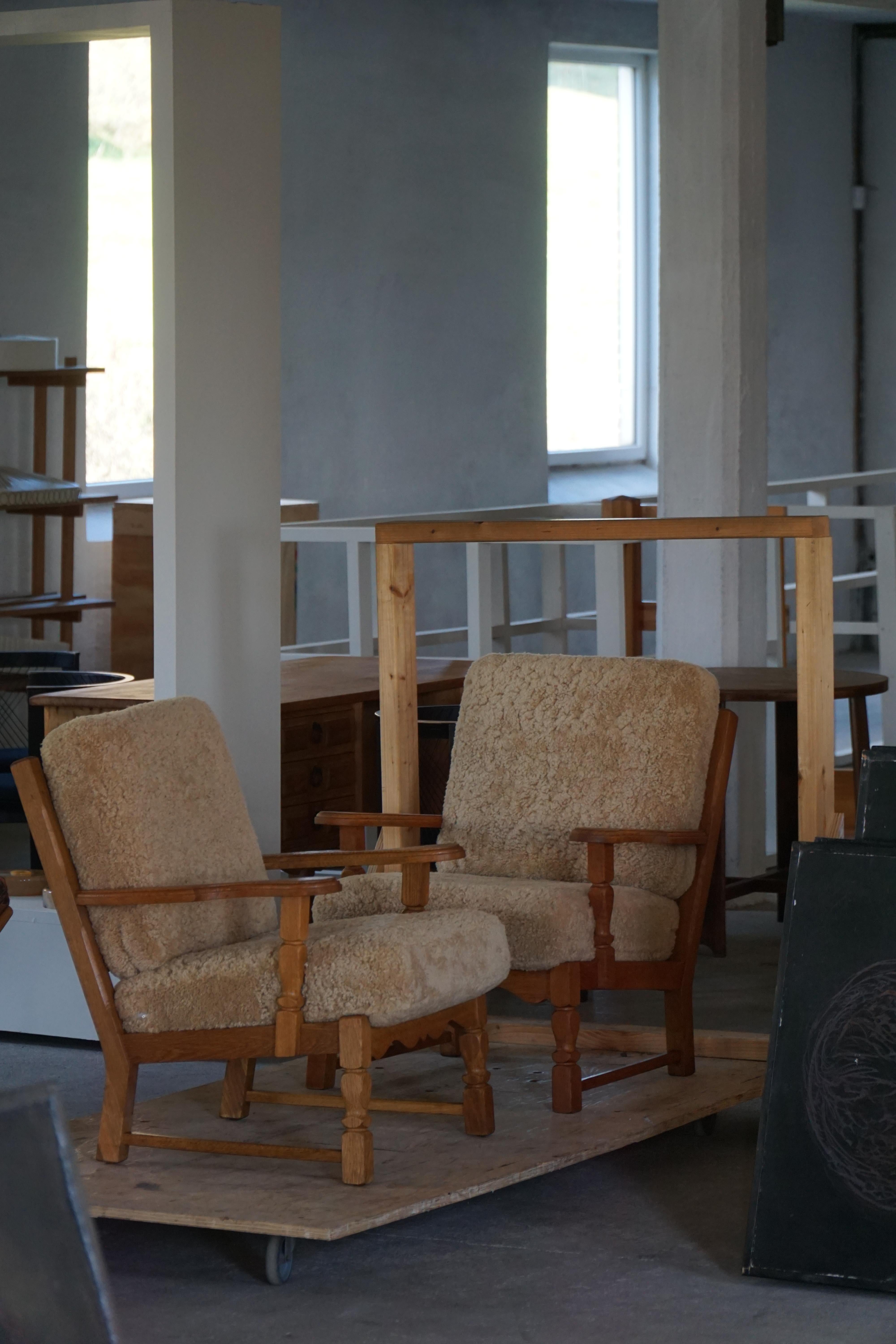 Modernismo danés, Pareja de sillas de salón en roble y lana de cordero, Henning Kjærnulf, años 60 en venta 5