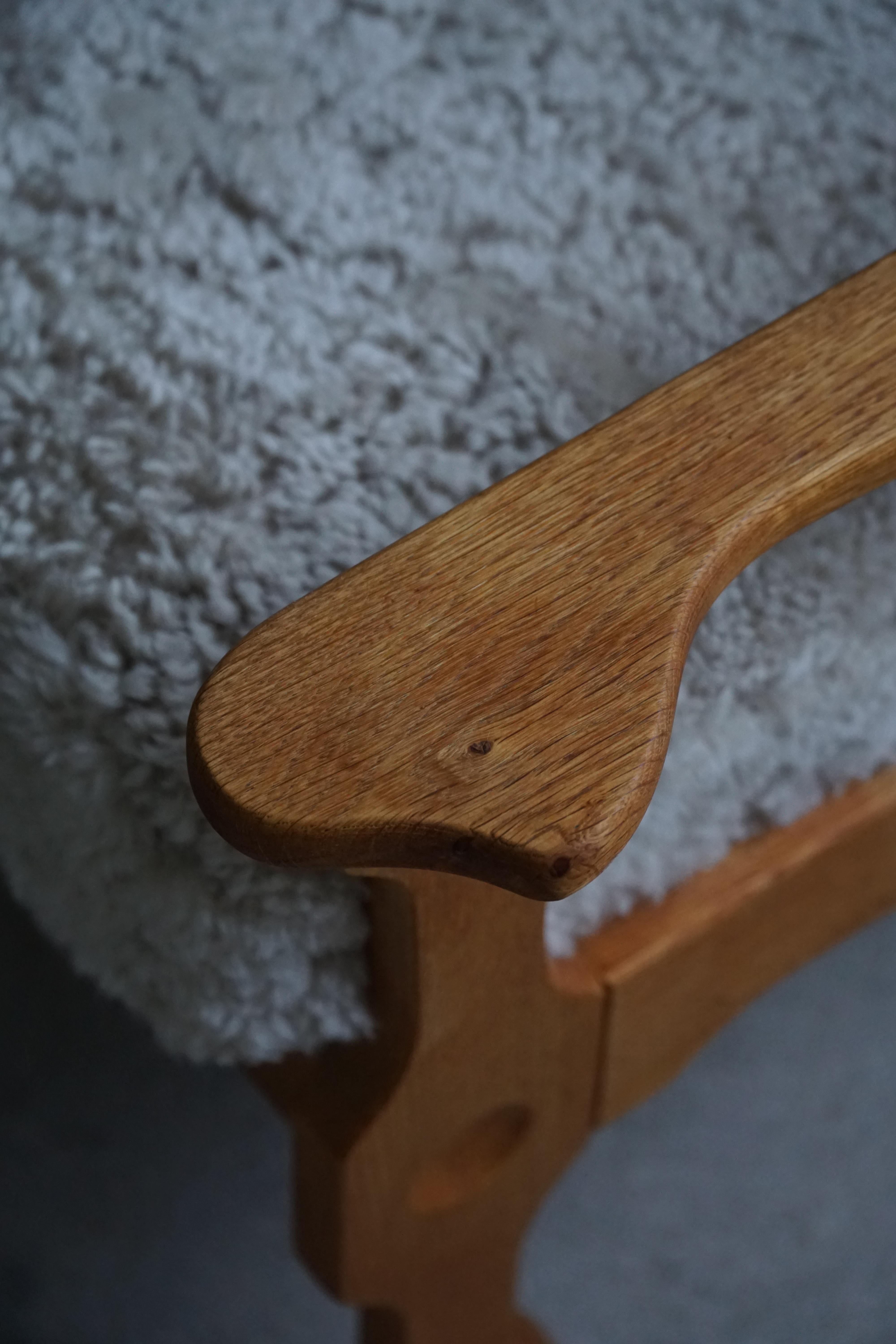 Dänische Modernität, Paar Loungesessel aus Eiche und Lambswool, Henning Kjærnulf, 1960er Jahre im Angebot 6