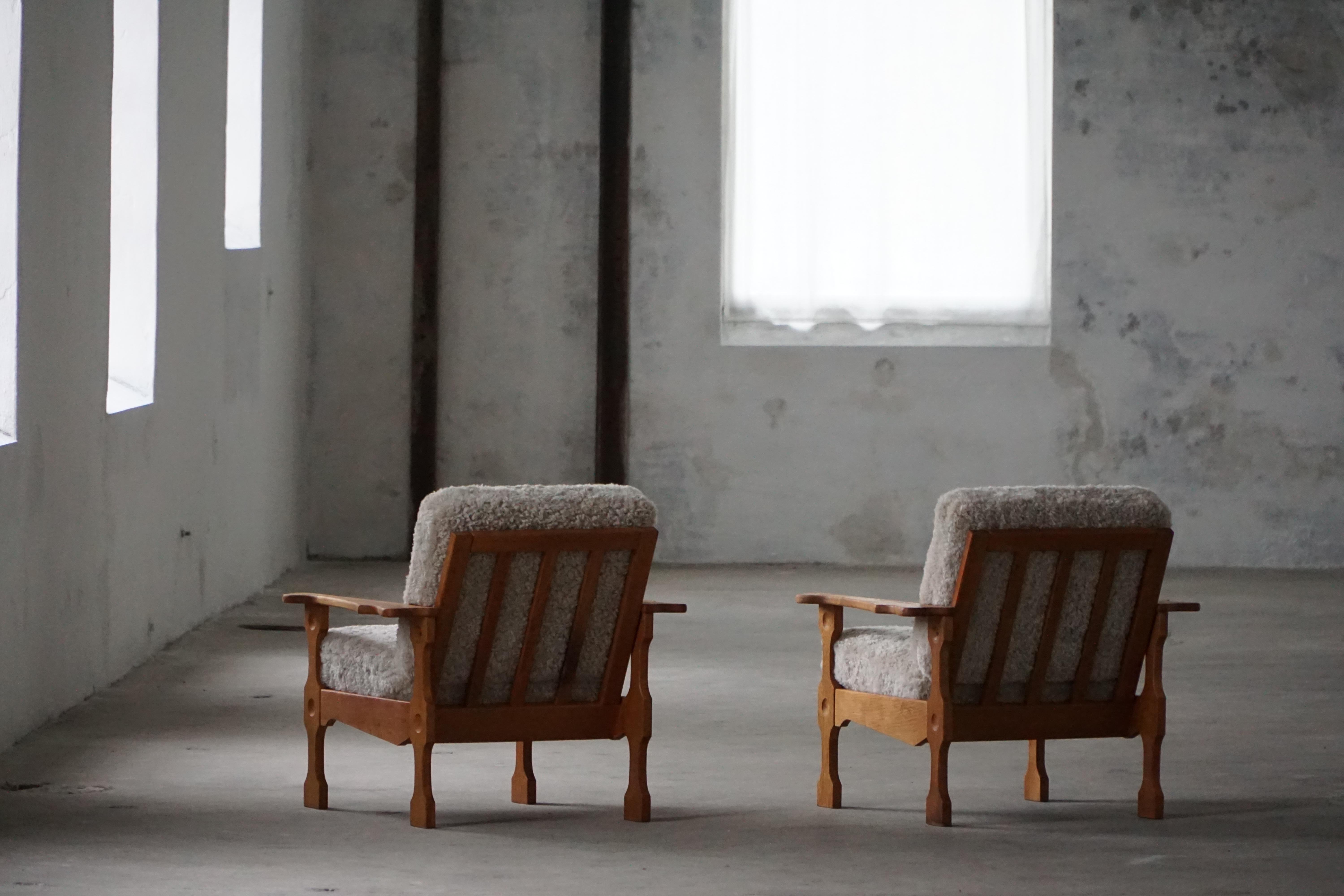 Dänische Modernität, Paar Loungesessel aus Eiche und Lambswool, Henning Kjærnulf, 1960er Jahre im Angebot 7