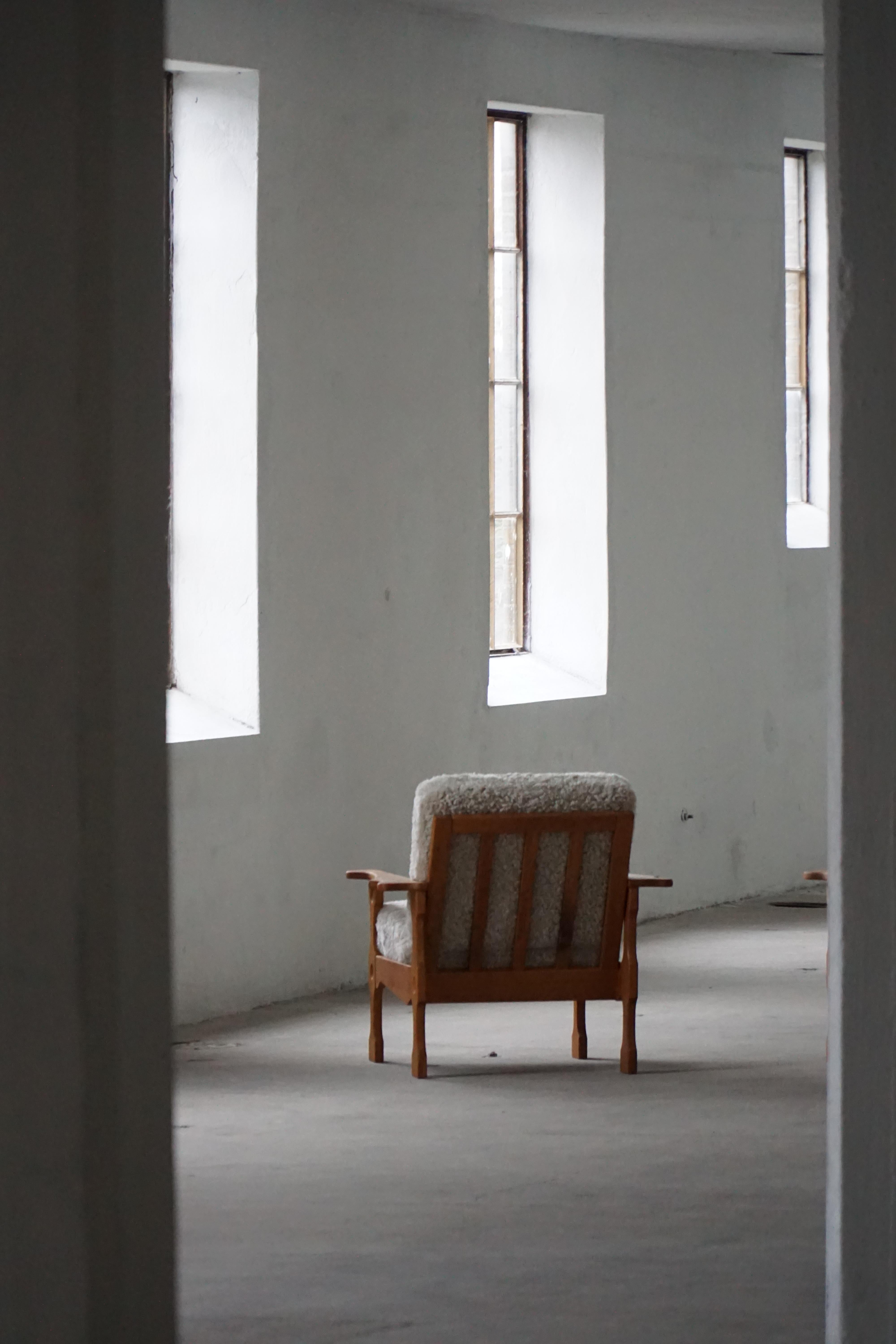 Dänische Modernität, Paar Loungesessel aus Eiche und Lambswool, Henning Kjærnulf, 1960er Jahre im Angebot 8