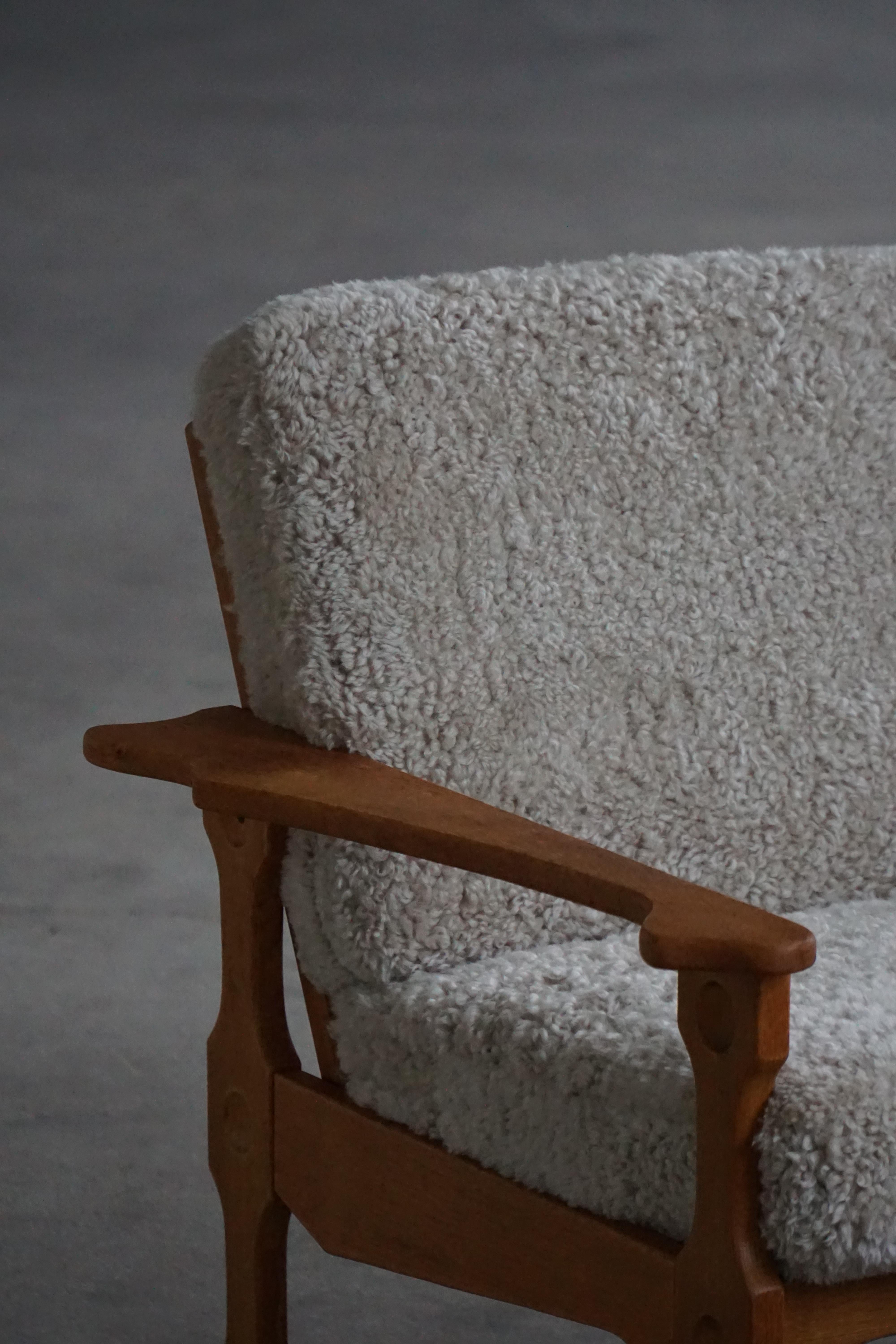 Dänische Modernität, Paar Loungesessel aus Eiche und Lambswool, Henning Kjærnulf, 1960er Jahre im Angebot 9