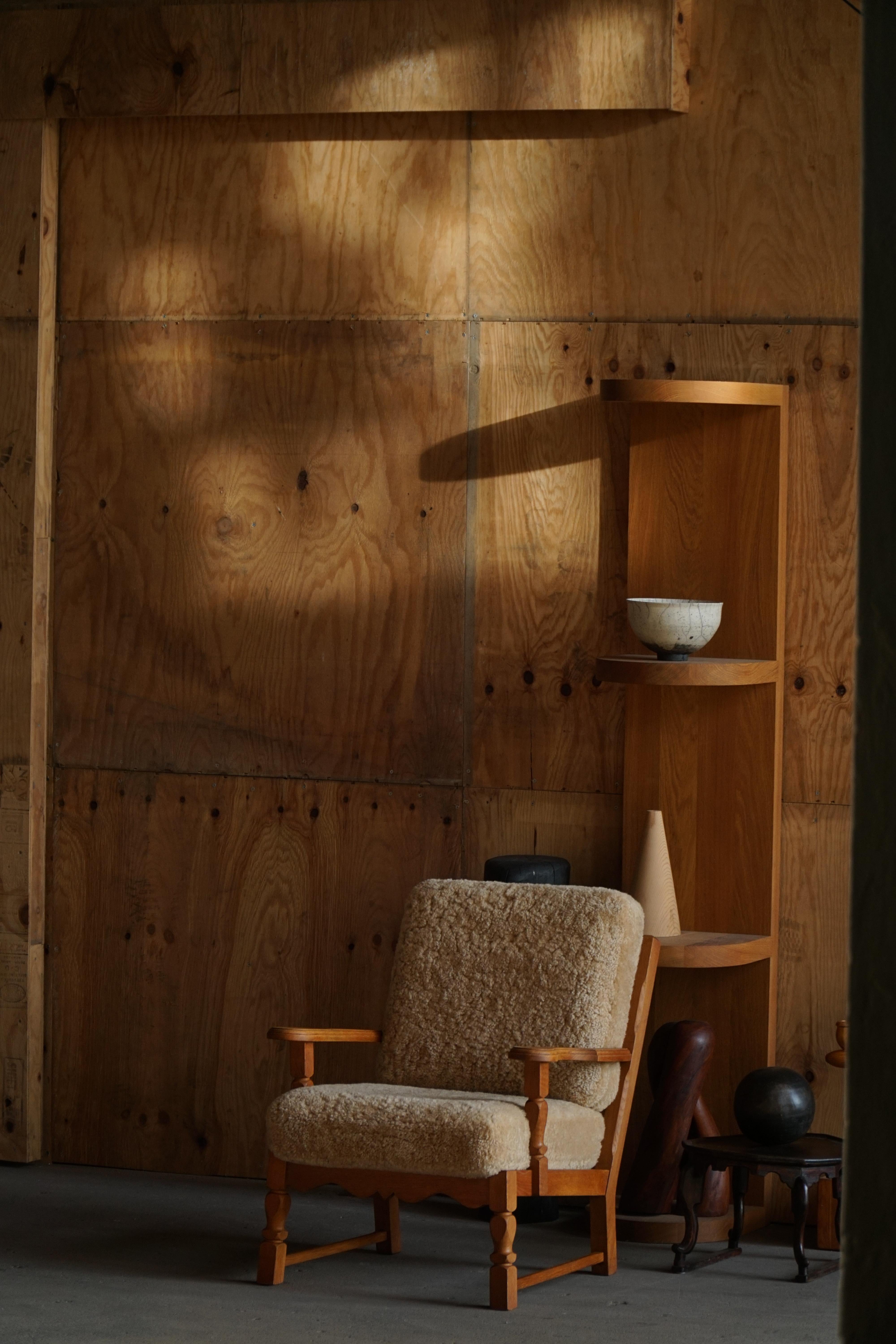 Modernismo danés, Pareja de sillas de salón en roble y lana de cordero, Henning Kjærnulf, años 60 Moderno de mediados de siglo en venta