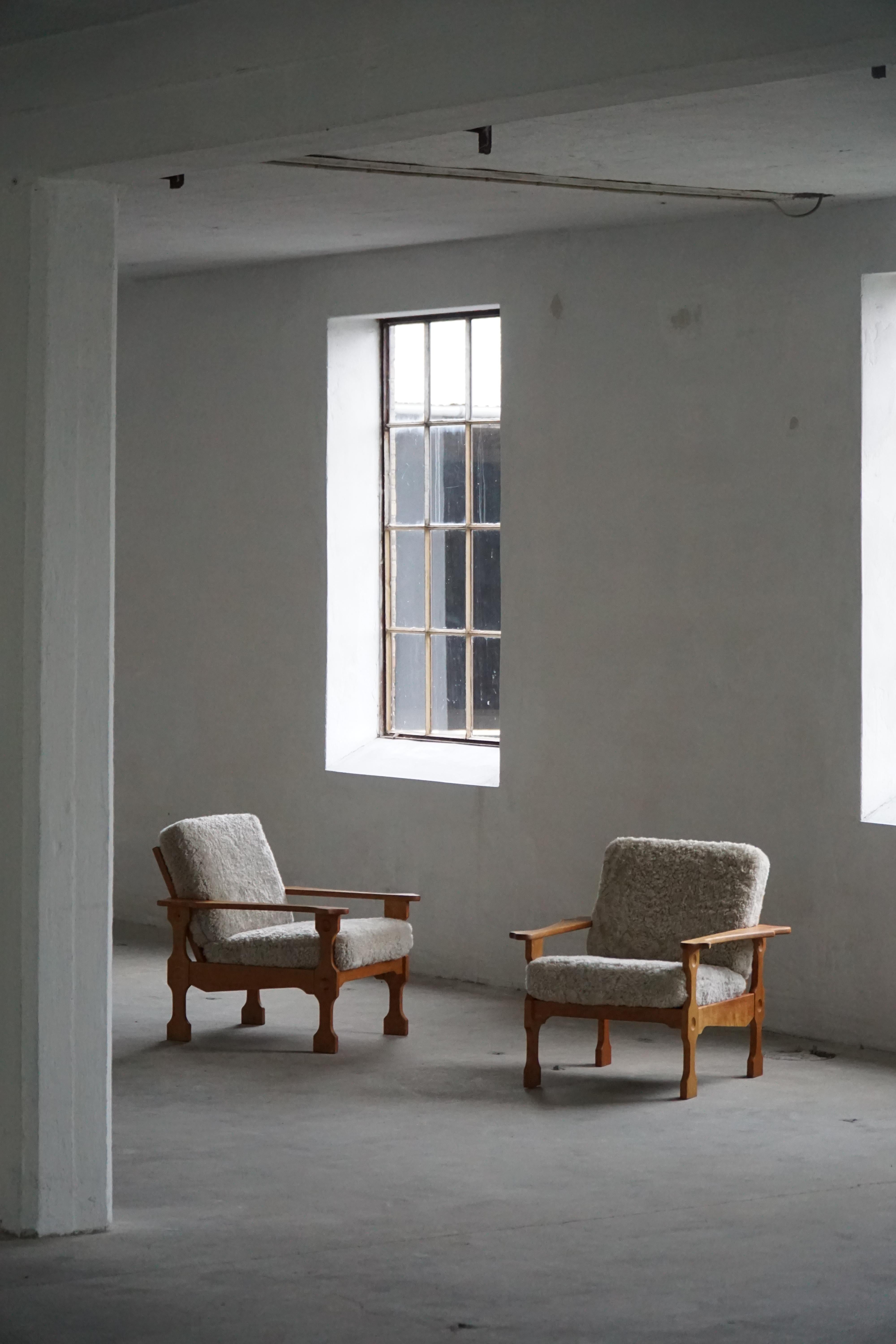 Dänische Modernität, Paar Loungesessel aus Eiche und Lambswool, Henning Kjærnulf, 1960er Jahre (Moderne der Mitte des Jahrhunderts) im Angebot