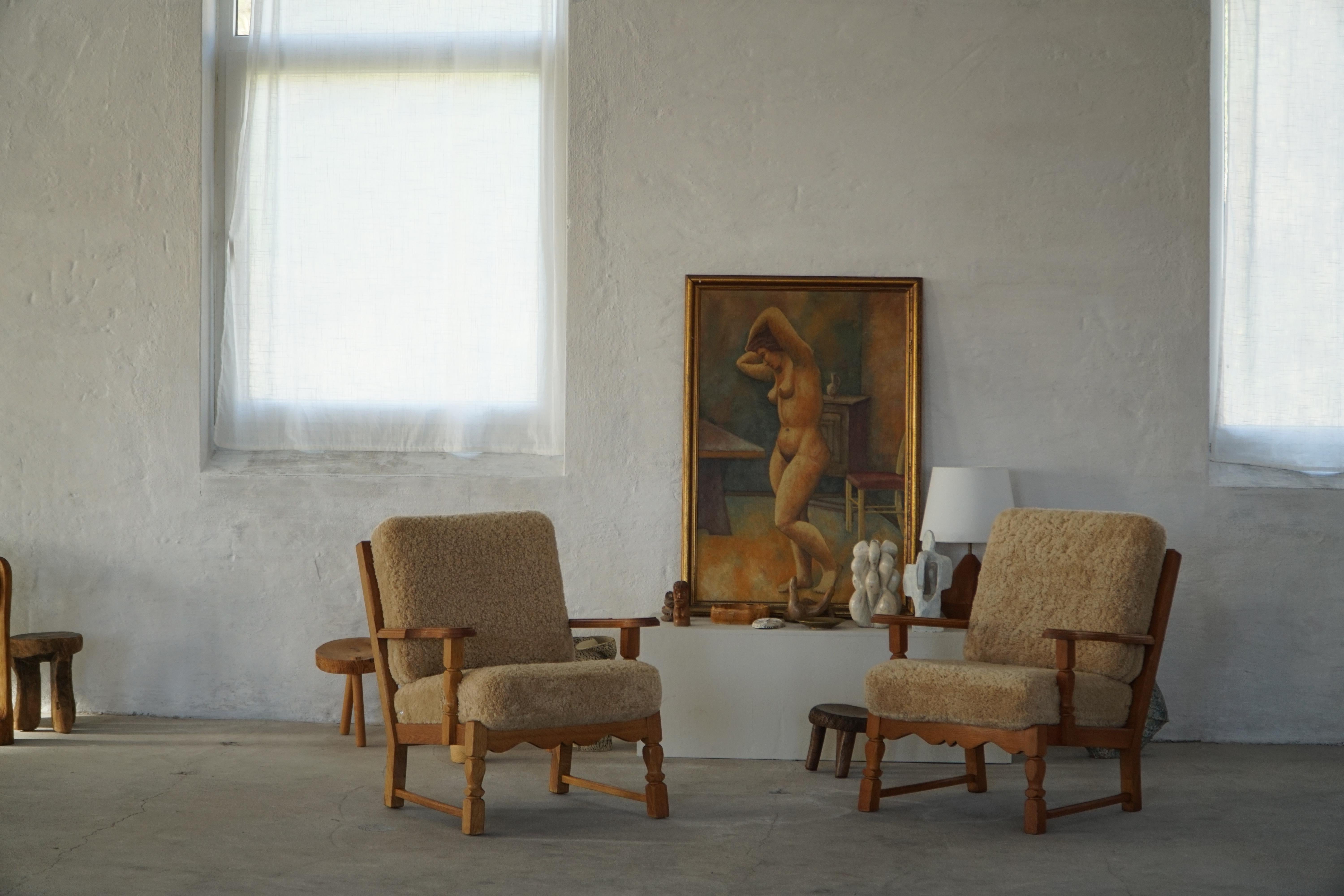 Modernismo danés, Pareja de sillas de salón en roble y lana de cordero, Henning Kjærnulf, años 60 Danés en venta