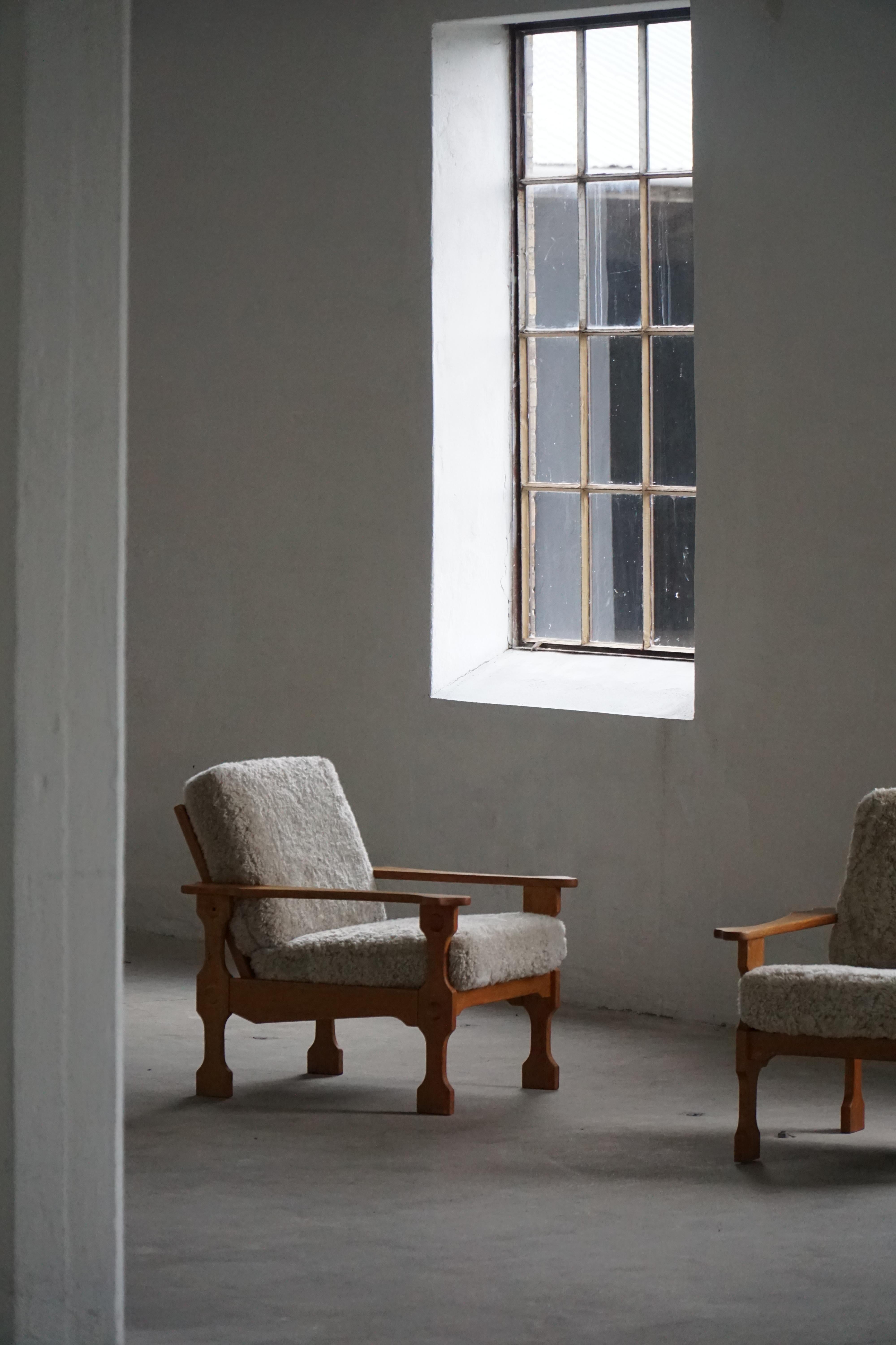 Dänische Modernität, Paar Loungesessel aus Eiche und Lambswool, Henning Kjærnulf, 1960er Jahre im Zustand „Gut“ im Angebot in Odense, DK