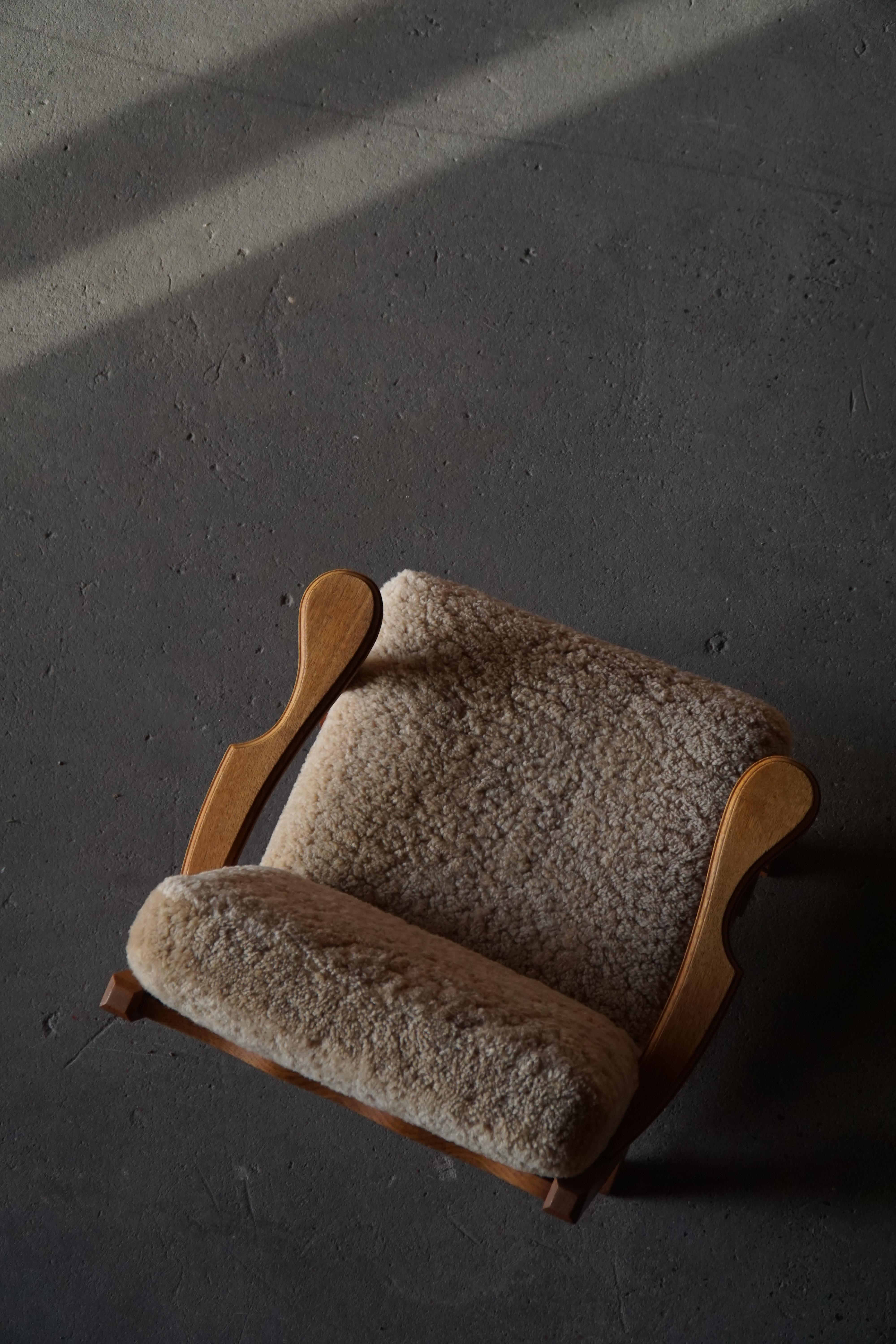 Modernismo danés, Pareja de sillas de salón en roble y lana de cordero, Henning Kjærnulf, años 60 en Bueno estado para la venta en Odense, DK