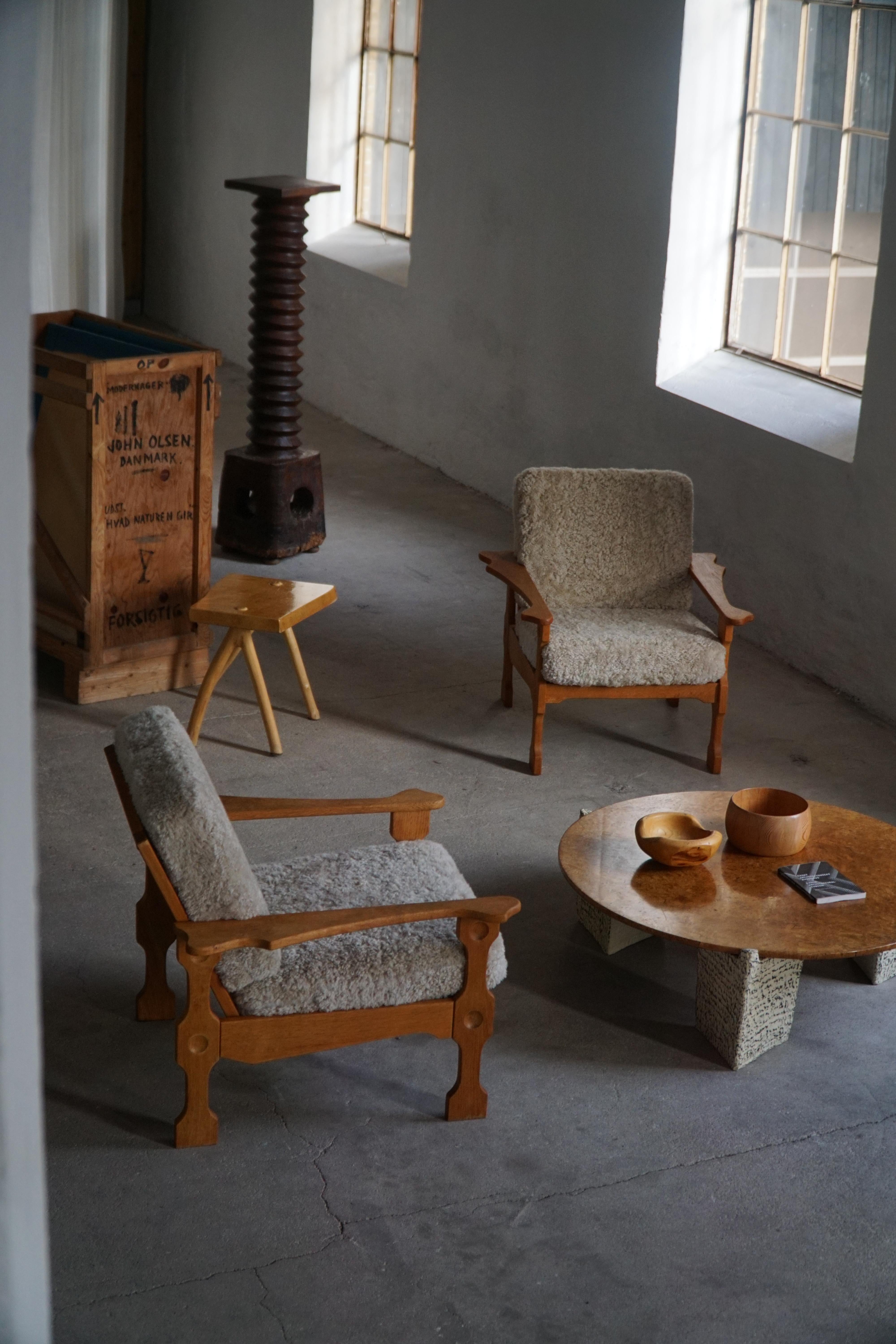 Dänische Modernität, Paar Loungesessel aus Eiche und Lambswool, Henning Kjærnulf, 1960er Jahre (20. Jahrhundert) im Angebot