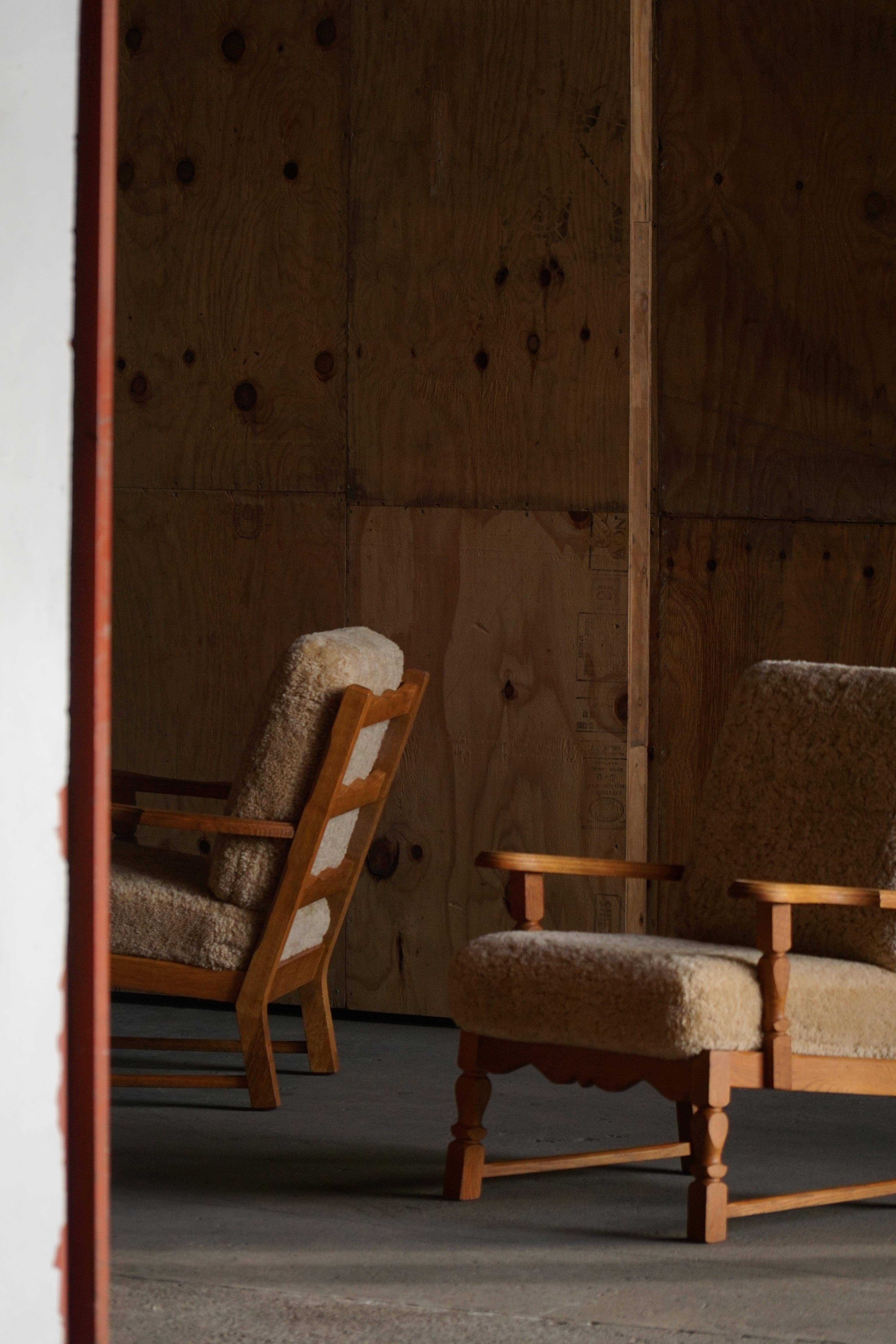 Modernismo danés, Pareja de sillas de salón en roble y lana de cordero, Henning Kjærnulf, años 60 siglo XX en venta