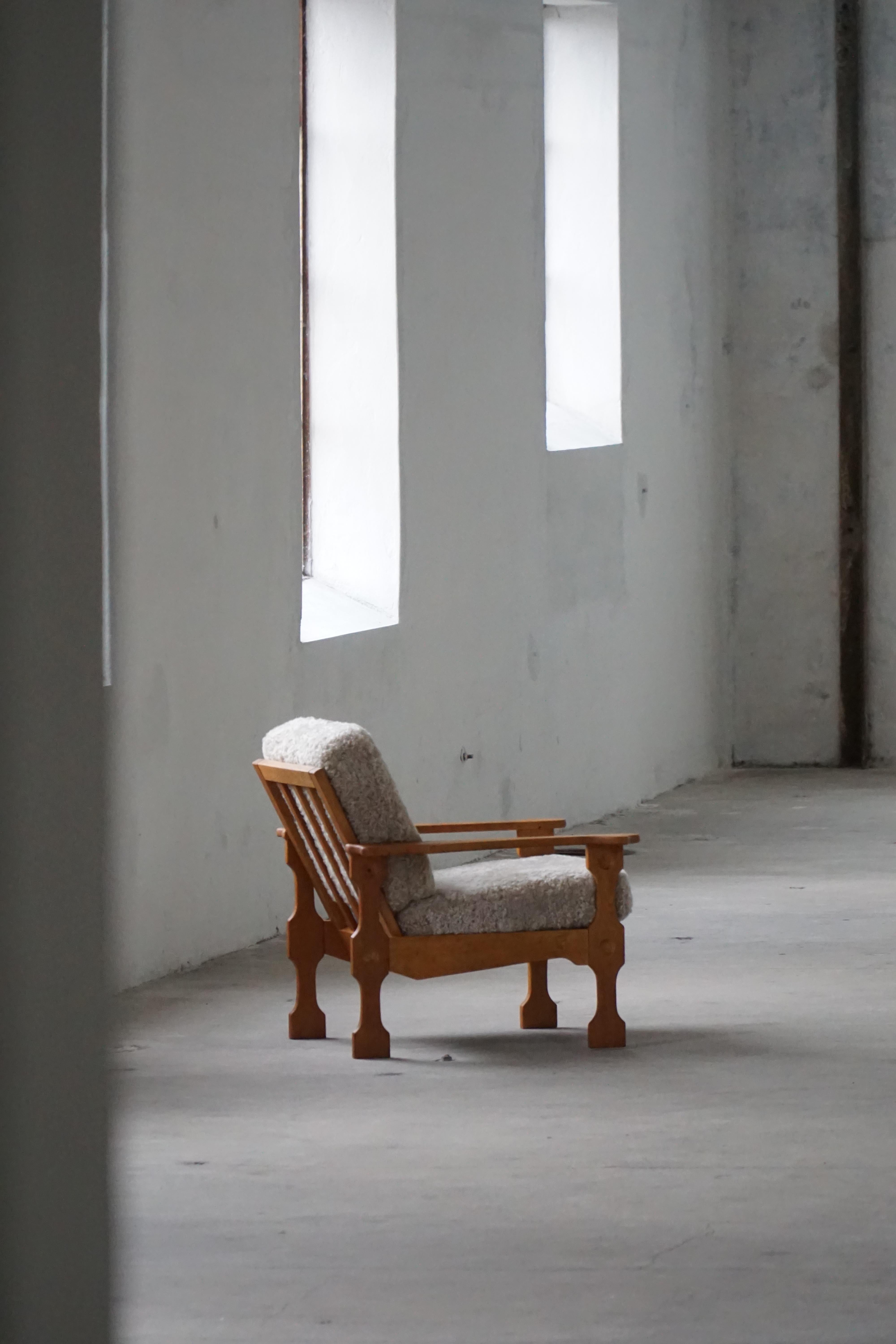 Dänische Modernität, Paar Loungesessel aus Eiche und Lambswool, Henning Kjærnulf, 1960er Jahre (Lammleder) im Angebot