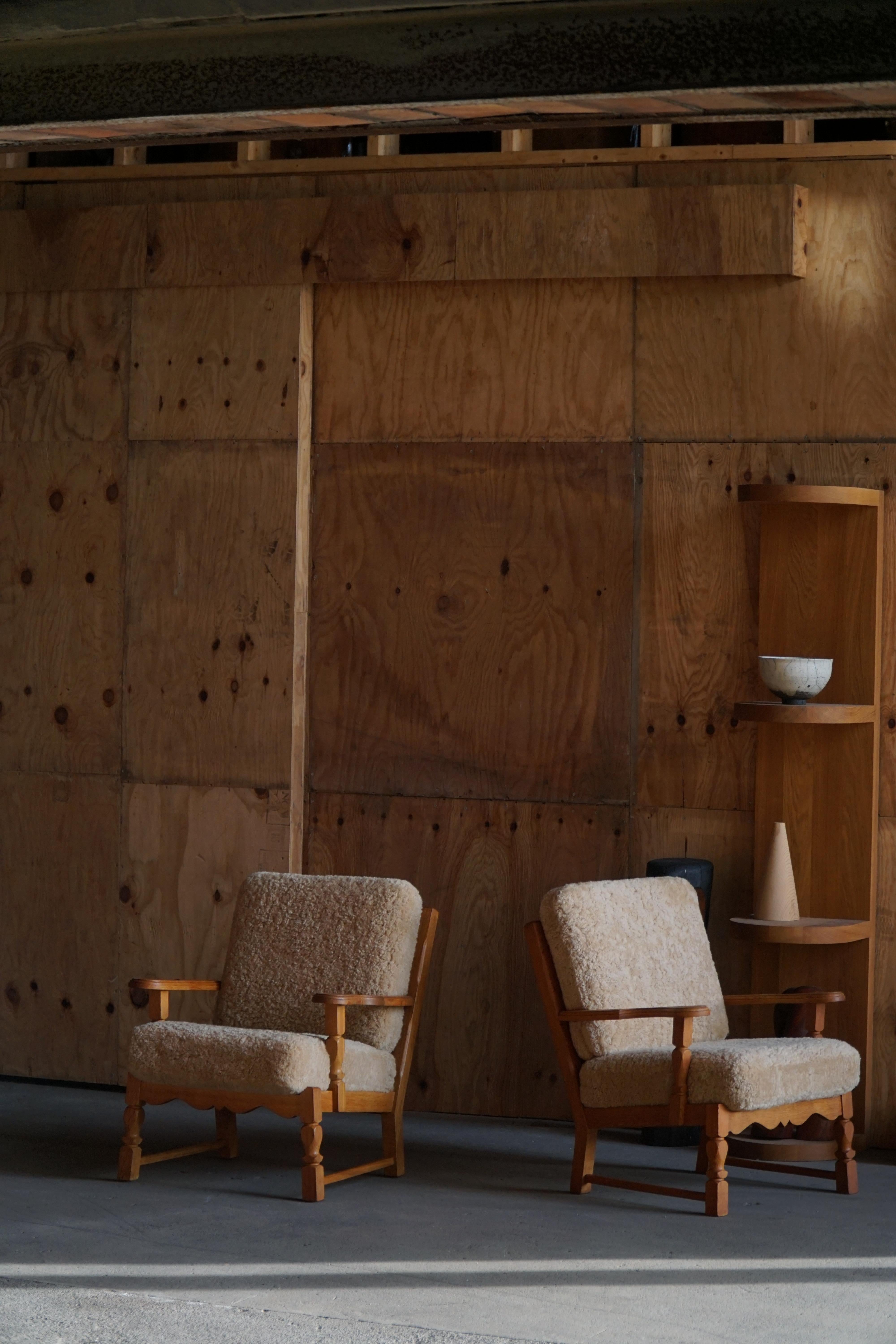 Modernismo danés, Pareja de sillas de salón en roble y lana de cordero, Henning Kjærnulf, años 60 Corderillo en venta