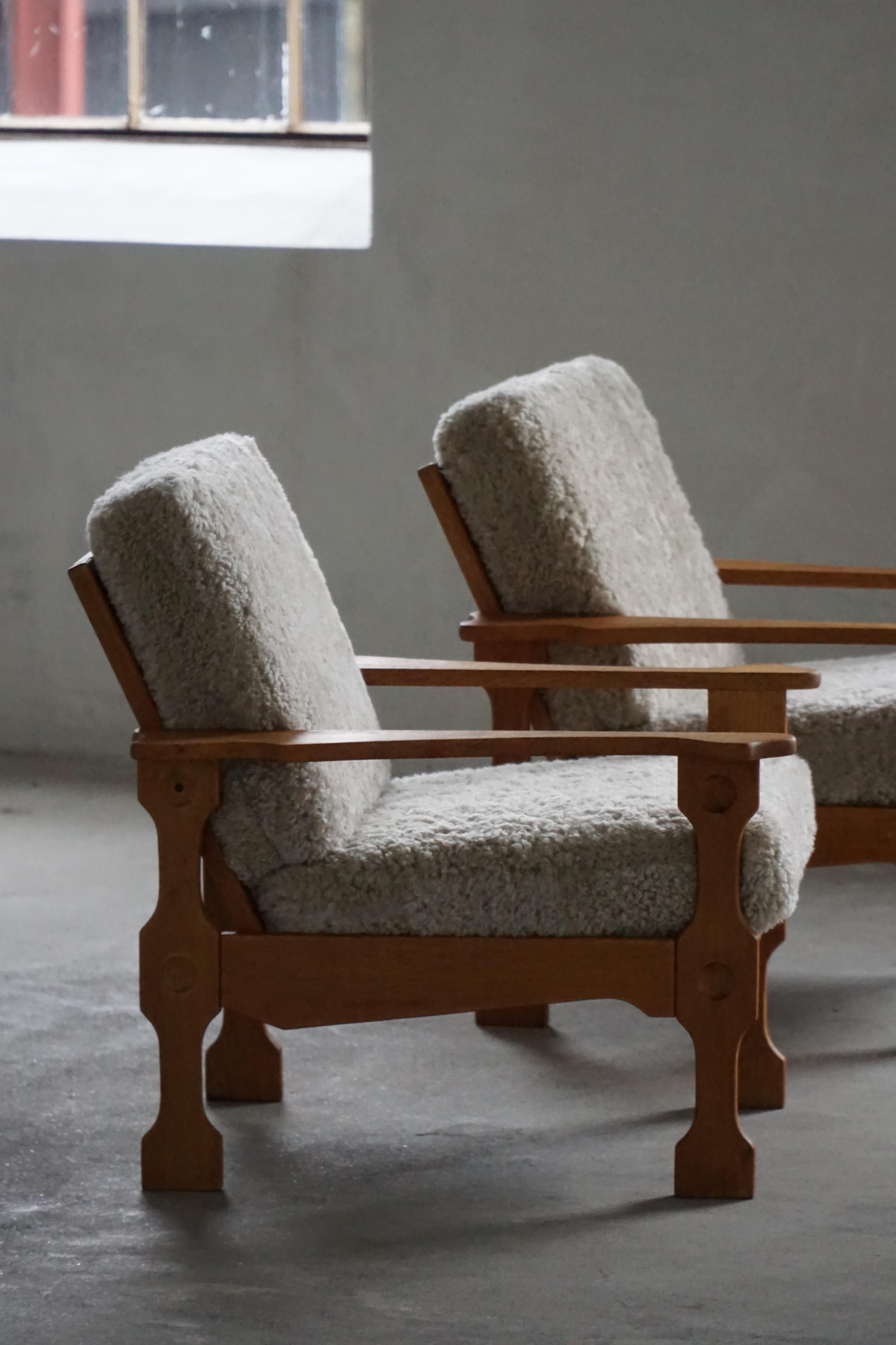 Dänische Modernität, Paar Loungesessel aus Eiche und Lambswool, Henning Kjærnulf, 1960er Jahre im Angebot 1