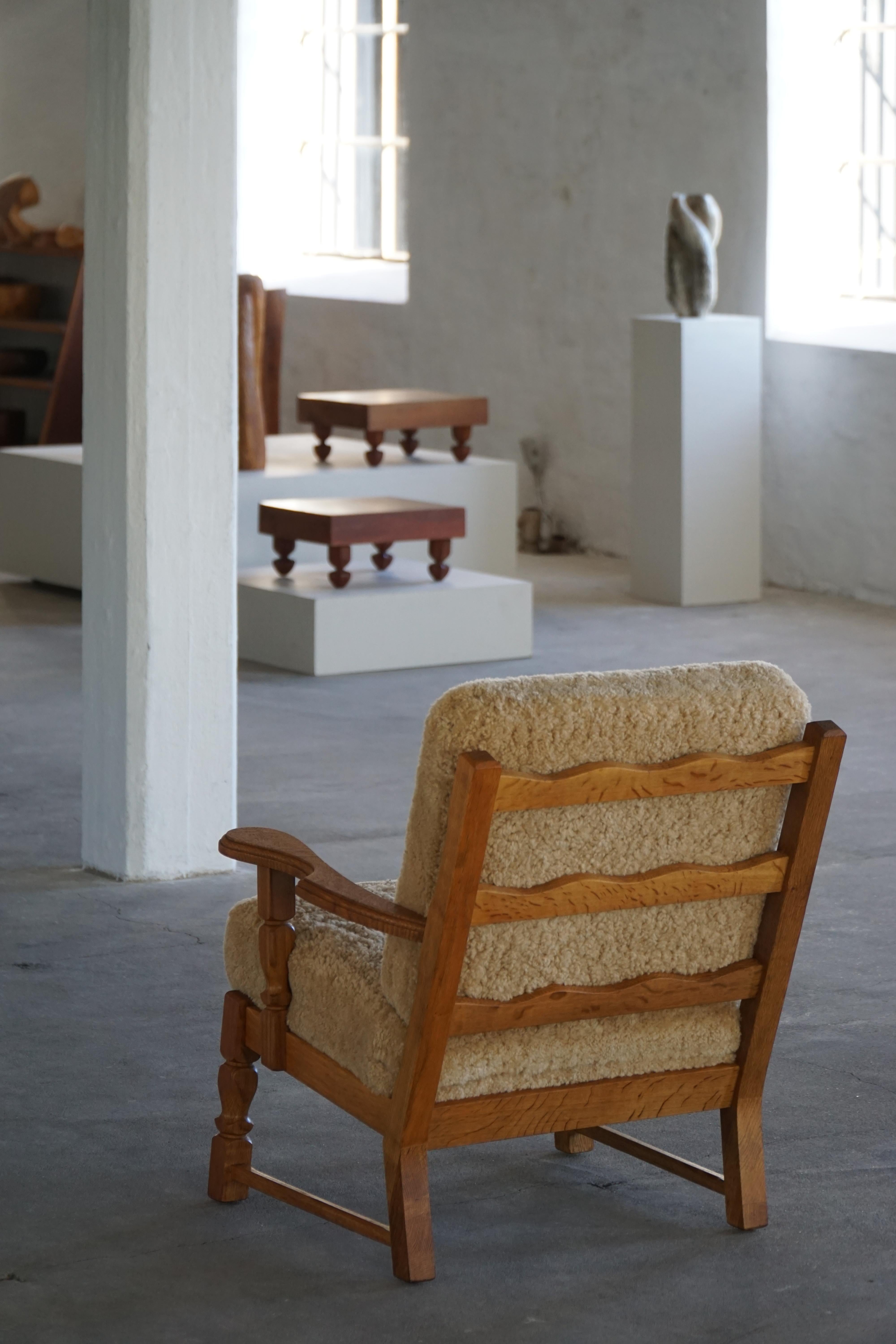 Modernismo danés, Pareja de sillas de salón en roble y lana de cordero, Henning Kjærnulf, años 60 en venta 1