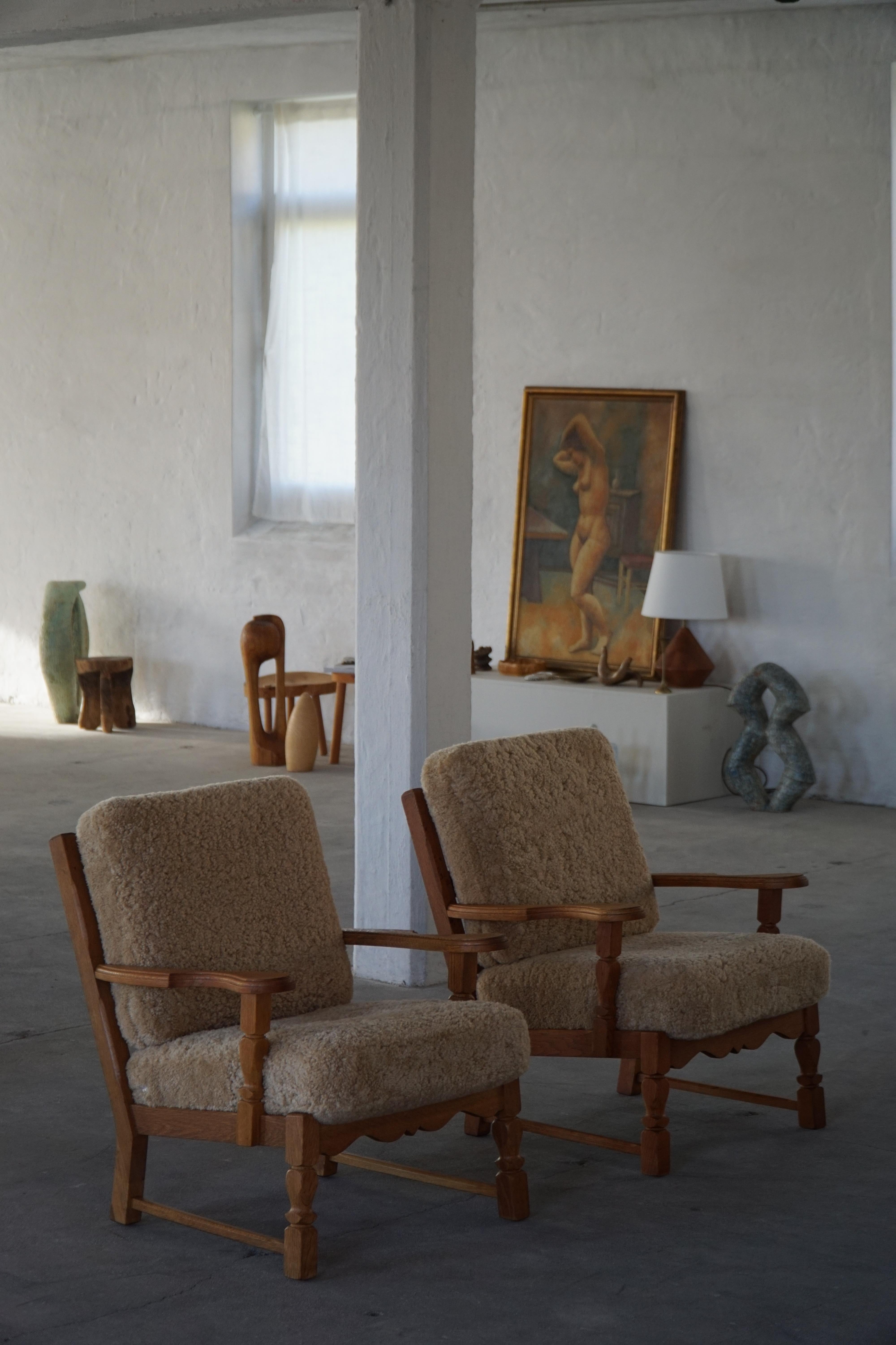 Modernismo danés, Pareja de sillas de salón en roble y lana de cordero, Henning Kjærnulf, años 60 en venta 2