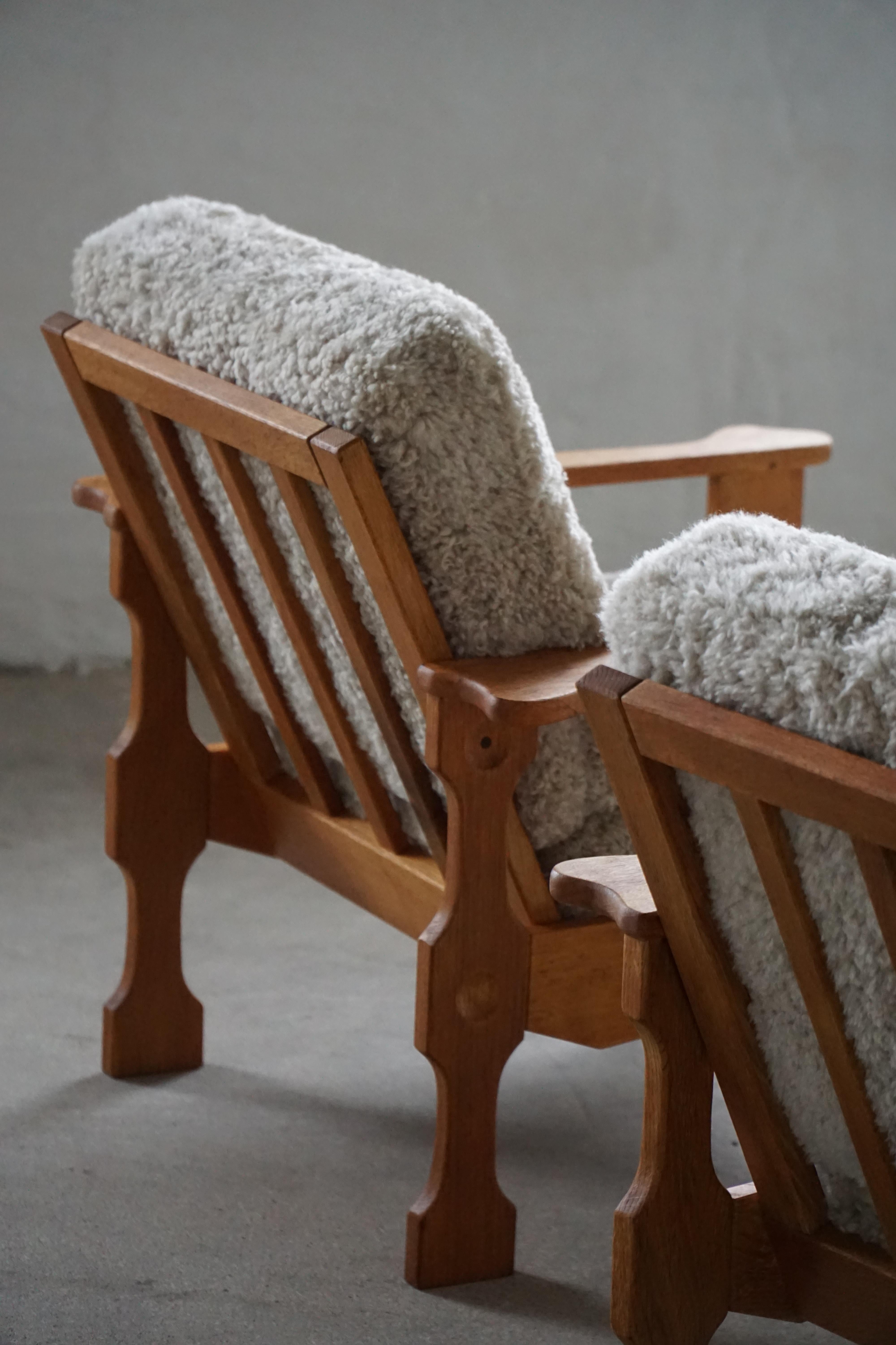 Dänische Modernität, Paar Loungesessel aus Eiche und Lambswool, Henning Kjærnulf, 1960er Jahre im Angebot 3