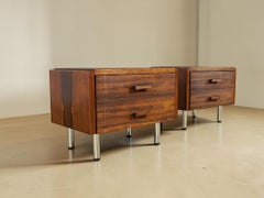 Ein Paar Nachttische im dänischen Modern-Stil aus Rosenholz mit verchromten Beinen, 1960er Jahre