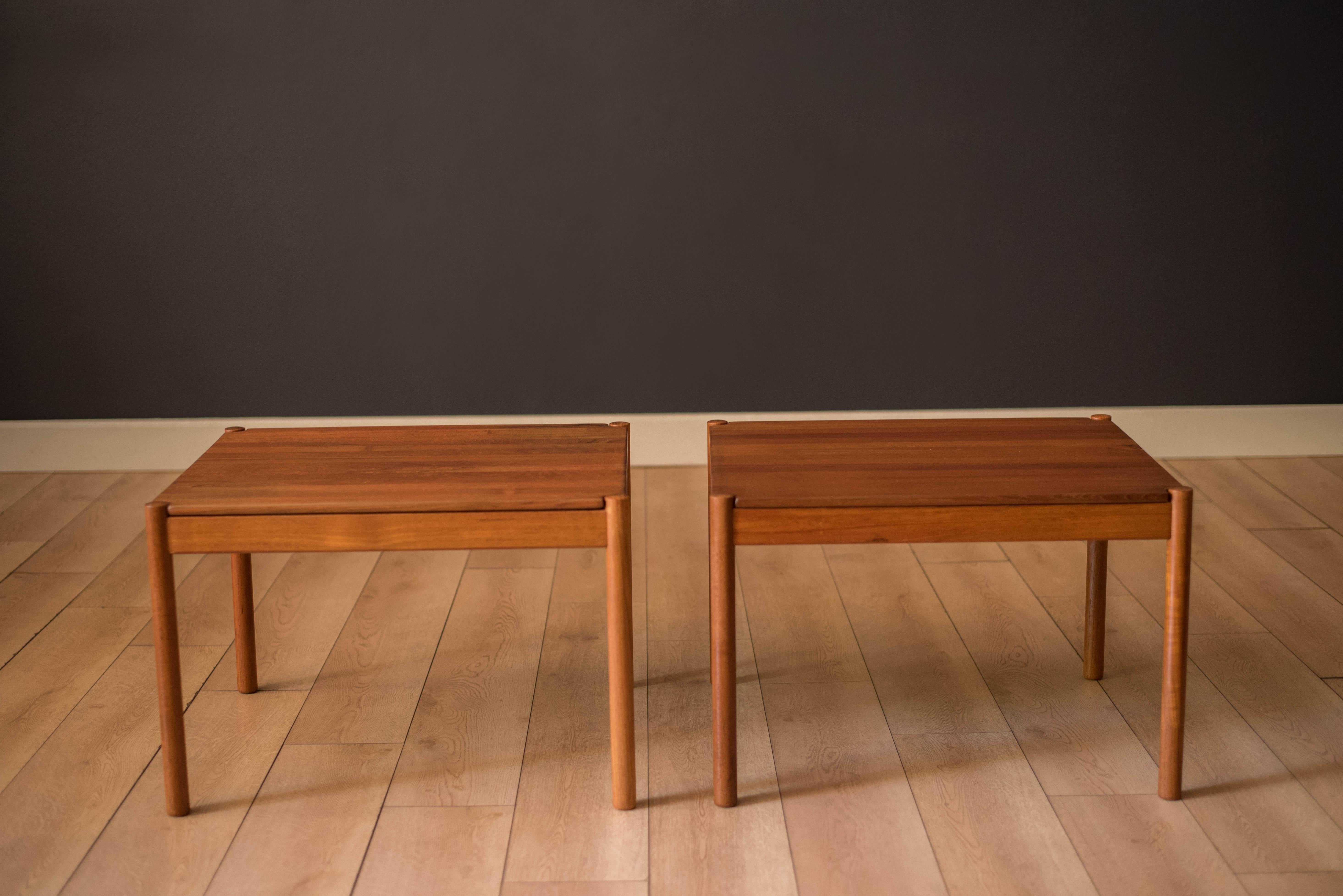 Modernes Beistelltischpaar aus der Mitte des Jahrhunderts, hergestellt von Magnus Olesen, Durup, ca. 1960er Jahre. Mit massiven, geplankten Teakholz-Tischplatten und klassischen, abgerundeten Beinen. Dieses Set kann als Sofatisch im Wohnzimmer oder