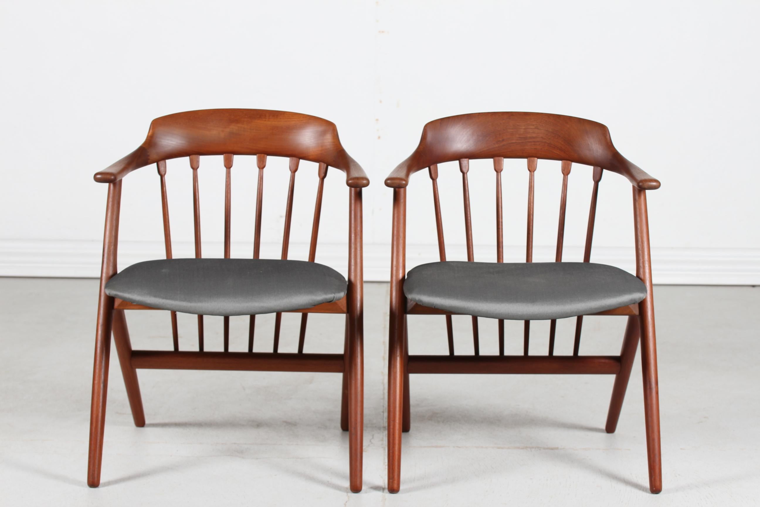A pair of vintage sculptural armchairs in the style of Illum Wikkelsø.
The chairs are made of solid teak in delicate quality with used charcoal grey fabric.

They are made in the 1960´s by a Danish Furniture Manufacturer.

Nice vintage